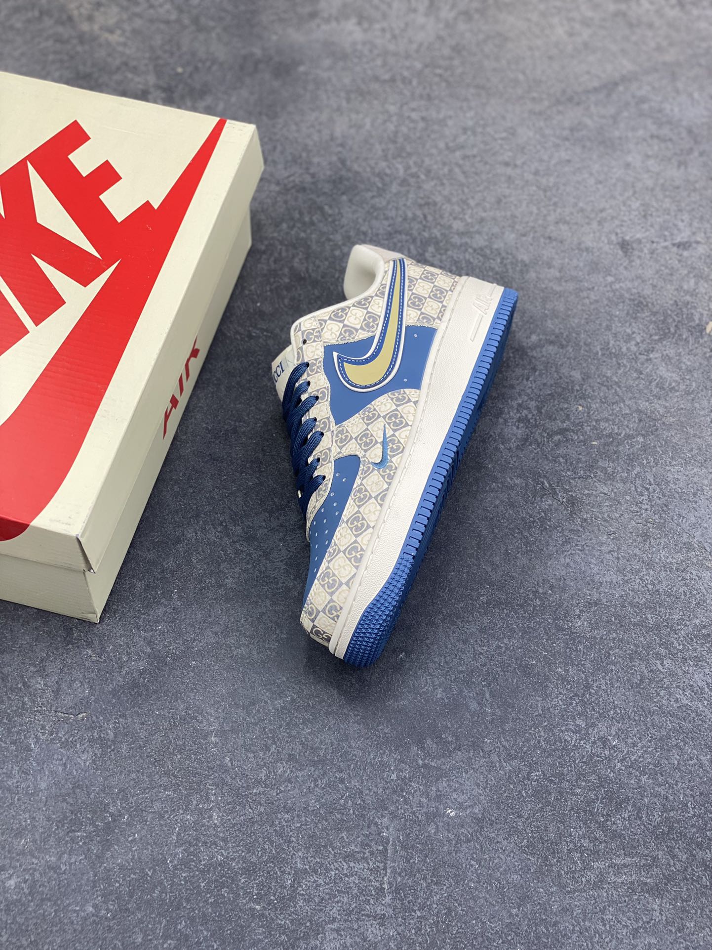 图片[7]-当经典的 Air Force 1 Low 遇上复古老花棋盘格，深海蓝的皮质拼接搭配米金色 Swoosh 勾边，瞬间拉满复古格调。从鞋头到鞋跟的细节雕琢，将老花元素与街头潮流完美融合，米白中底搭配藏蓝外底的撞色设计，不仅踩出舒适脚感，更让每一步都自带复古美学滤镜。无论是日常穿搭还是街头出片，这双 AF1 都能成为造型里的点睛之笔，把小众质感与经典款的魅力狠狠拿捏。货号：XL1979-127-选品中心