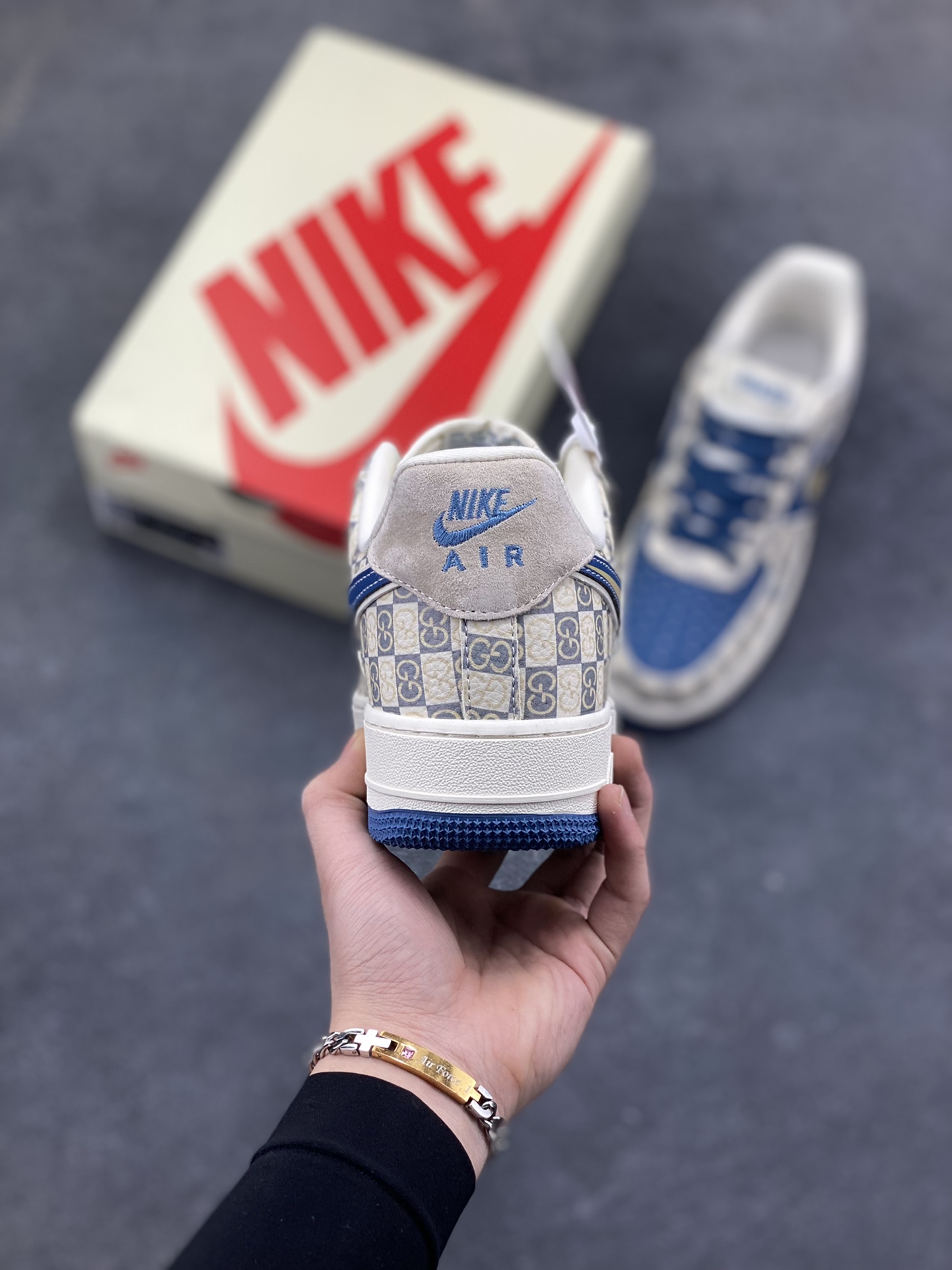 图片[4]-当经典的 Air Force 1 Low 遇上复古老花棋盘格，深海蓝的皮质拼接搭配米金色 Swoosh 勾边，瞬间拉满复古格调。从鞋头到鞋跟的细节雕琢，将老花元素与街头潮流完美融合，米白中底搭配藏蓝外底的撞色设计，不仅踩出舒适脚感，更让每一步都自带复古美学滤镜。无论是日常穿搭还是街头出片，这双 AF1 都能成为造型里的点睛之笔，把小众质感与经典款的魅力狠狠拿捏。货号：XL1979-127-选品中心