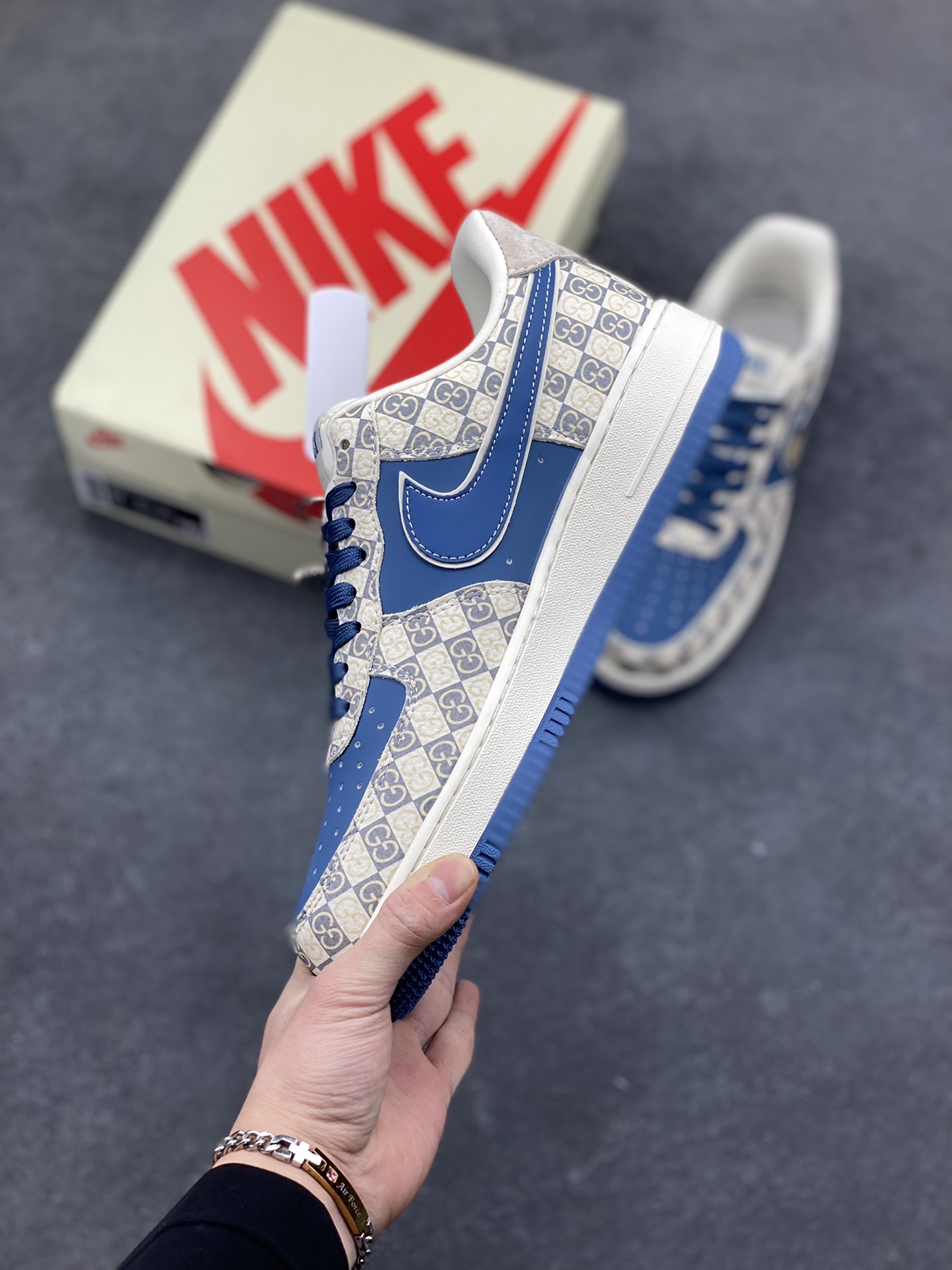 图片[3]-当经典的 Air Force 1 Low 遇上复古老花棋盘格，深海蓝的皮质拼接搭配米金色 Swoosh 勾边，瞬间拉满复古格调。从鞋头到鞋跟的细节雕琢，将老花元素与街头潮流完美融合，米白中底搭配藏蓝外底的撞色设计，不仅踩出舒适脚感，更让每一步都自带复古美学滤镜。无论是日常穿搭还是街头出片，这双 AF1 都能成为造型里的点睛之笔，把小众质感与经典款的魅力狠狠拿捏。货号：XL1979-127-选品中心