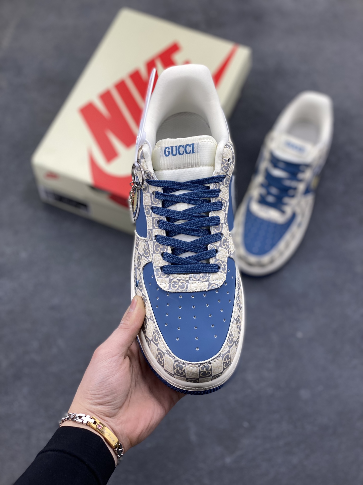 图片[2]-当经典的 Air Force 1 Low 遇上复古老花棋盘格，深海蓝的皮质拼接搭配米金色 Swoosh 勾边，瞬间拉满复古格调。从鞋头到鞋跟的细节雕琢，将老花元素与街头潮流完美融合，米白中底搭配藏蓝外底的撞色设计，不仅踩出舒适脚感，更让每一步都自带复古美学滤镜。无论是日常穿搭还是街头出片，这双 AF1 都能成为造型里的点睛之笔，把小众质感与经典款的魅力狠狠拿捏。货号：XL1979-127-选品中心