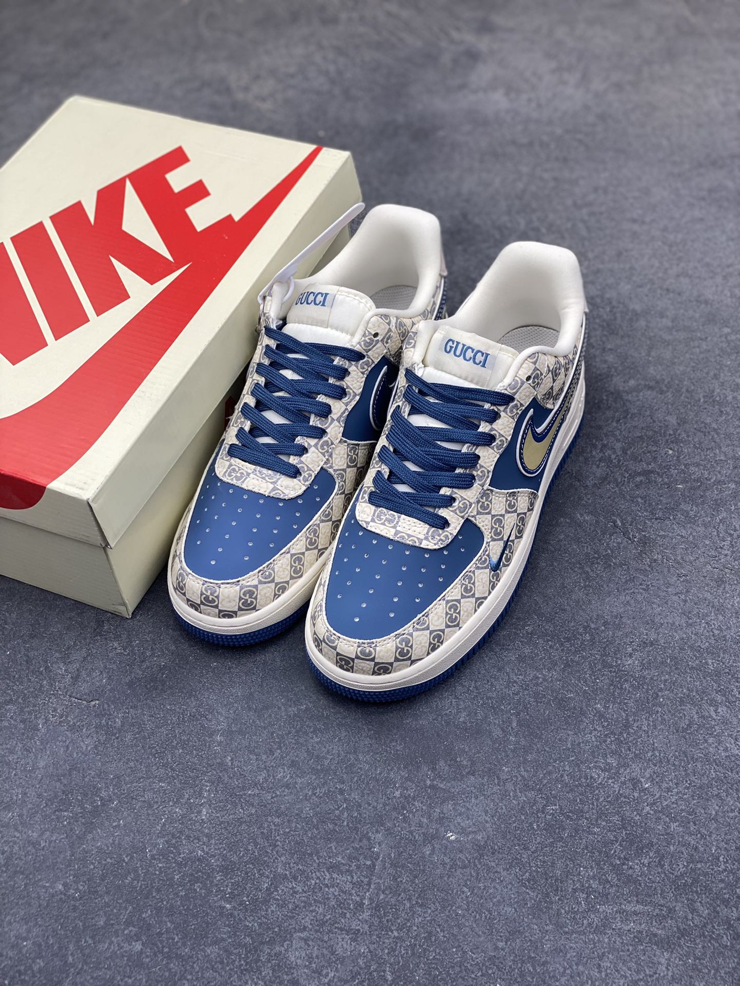 图片[8]-当经典的 Air Force 1 Low 遇上复古老花棋盘格，深海蓝的皮质拼接搭配米金色 Swoosh 勾边，瞬间拉满复古格调。从鞋头到鞋跟的细节雕琢，将老花元素与街头潮流完美融合，米白中底搭配藏蓝外底的撞色设计，不仅踩出舒适脚感，更让每一步都自带复古美学滤镜。无论是日常穿搭还是街头出片，这双 AF1 都能成为造型里的点睛之笔，把小众质感与经典款的魅力狠狠拿捏。货号：XL1979-127-选品中心