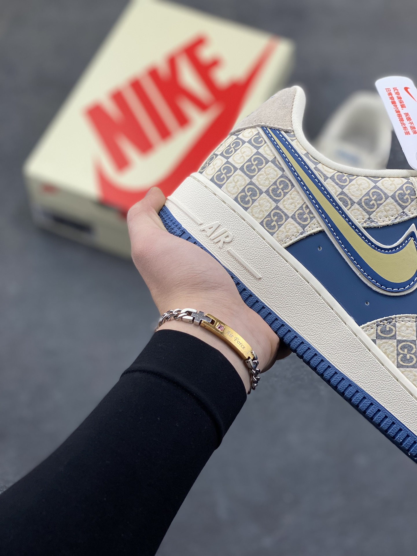 图片[6]-当经典的 Air Force 1 Low 遇上复古老花棋盘格，深海蓝的皮质拼接搭配米金色 Swoosh 勾边，瞬间拉满复古格调。从鞋头到鞋跟的细节雕琢，将老花元素与街头潮流完美融合，米白中底搭配藏蓝外底的撞色设计，不仅踩出舒适脚感，更让每一步都自带复古美学滤镜。无论是日常穿搭还是街头出片，这双 AF1 都能成为造型里的点睛之笔，把小众质感与经典款的魅力狠狠拿捏。货号：XL1979-127-选品中心