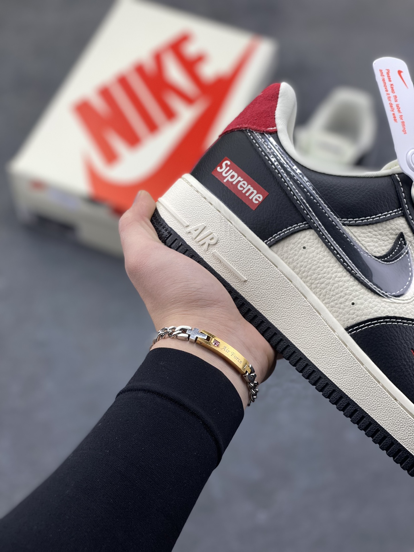图片[6]-NIke Air Force 1 ‘07 Low “Supreme联名-米黑红TPU”空军一号 低帮 运动鞋 休闲鞋 折边针车 工艺难度大 原楦头原纸板 原装鞋盒 定制五金配件 内置全掌气垫 原厂鞋底 货号：DF0188-106 尺码：36 36.5 37.5 38 38.5 39 40 40.5 41 42 42.5 43 44 44.5 45-选品中心