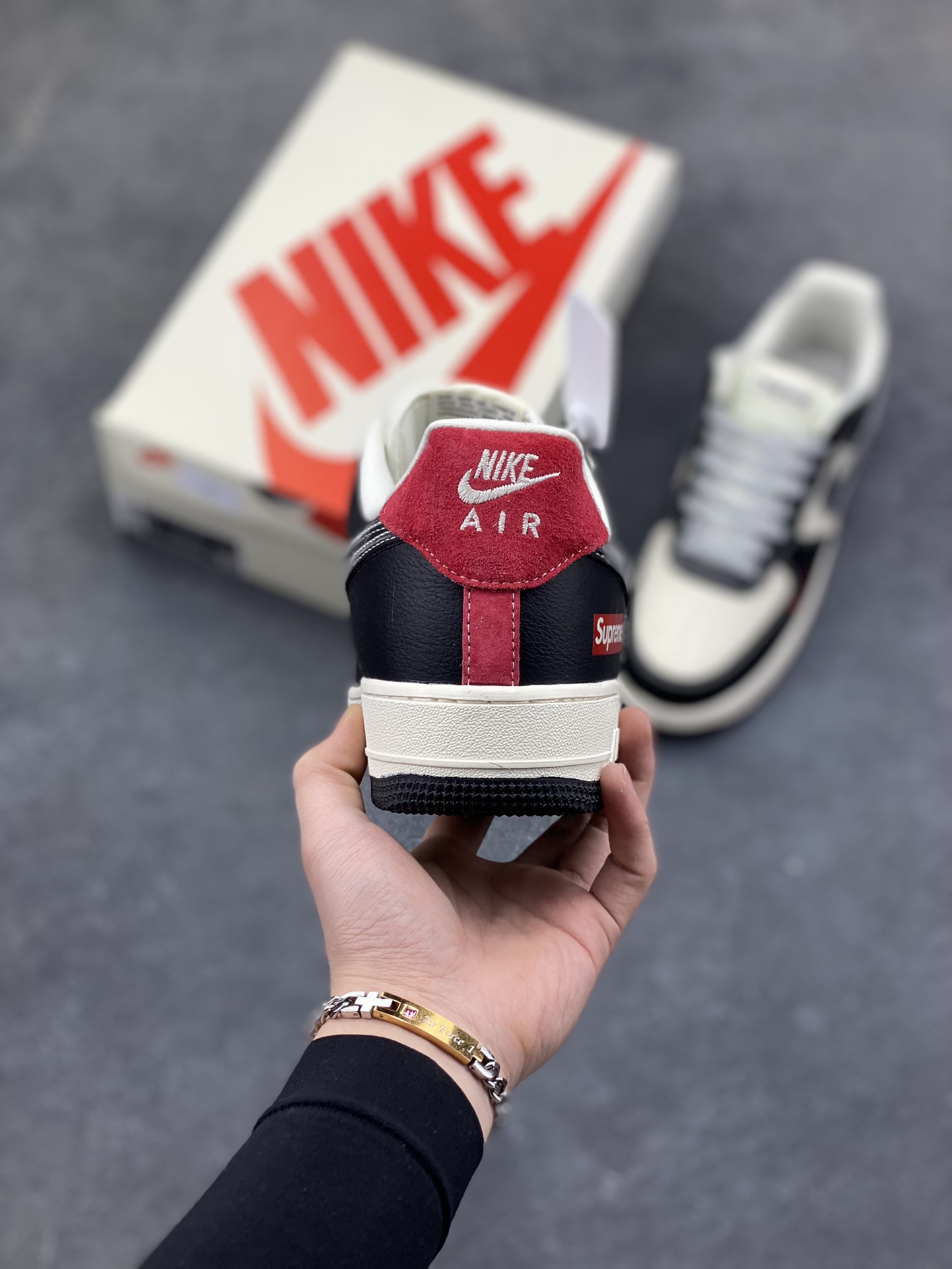 图片[4]-NIke Air Force 1 ‘07 Low “Supreme联名-米黑红TPU”空军一号 低帮 运动鞋 休闲鞋 折边针车 工艺难度大 原楦头原纸板 原装鞋盒 定制五金配件 内置全掌气垫 原厂鞋底 货号：DF0188-106 尺码：36 36.5 37.5 38 38.5 39 40 40.5 41 42 42.5 43 44 44.5 45-选品中心
