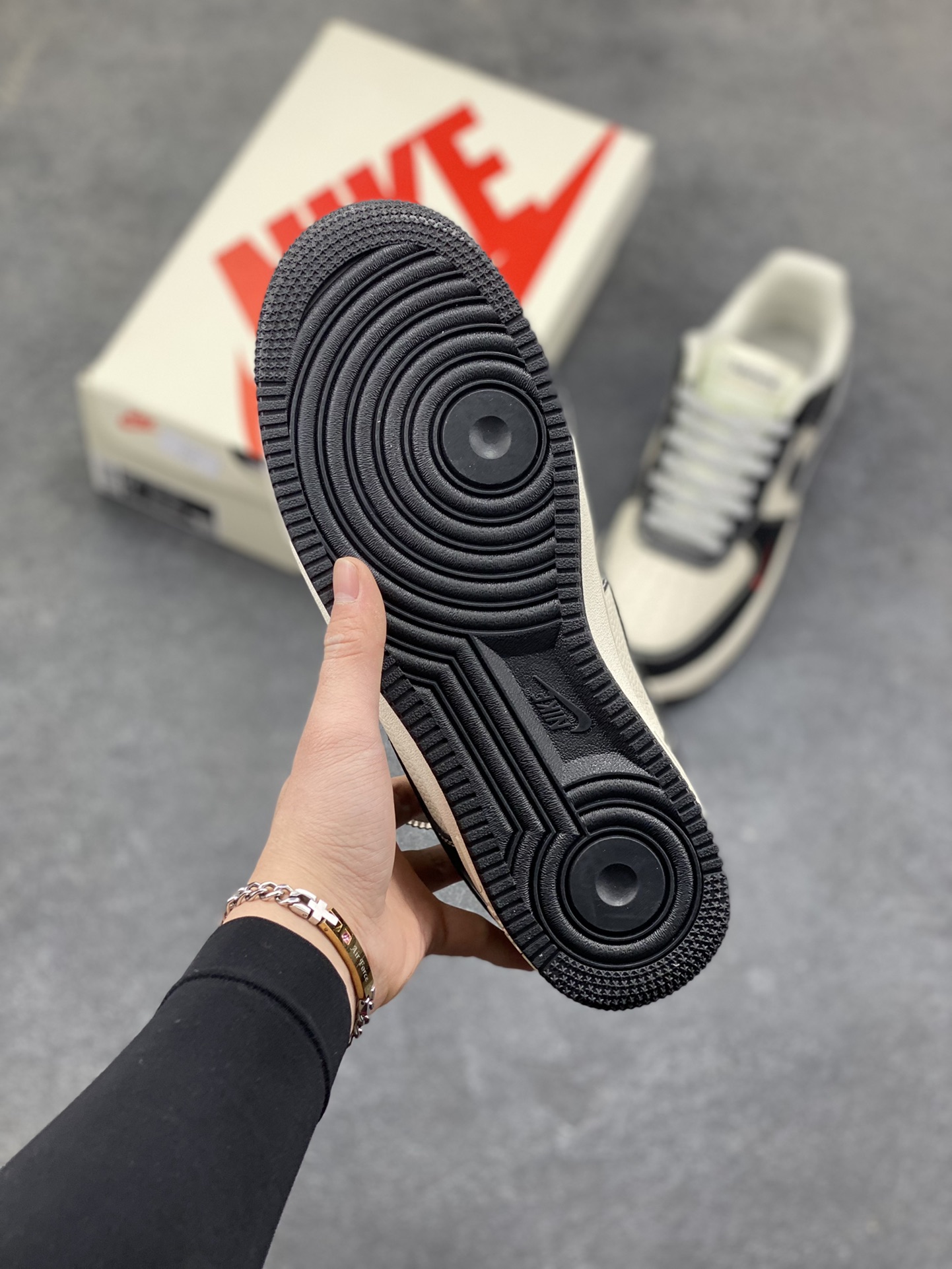 图片[5]-NIke Air Force 1 ‘07 Low “Supreme联名-米黑红TPU”空军一号 低帮 运动鞋 休闲鞋 折边针车 工艺难度大 原楦头原纸板 原装鞋盒 定制五金配件 内置全掌气垫 原厂鞋底 货号：DF0188-106 尺码：36 36.5 37.5 38 38.5 39 40 40.5 41 42 42.5 43 44 44.5 45-选品中心