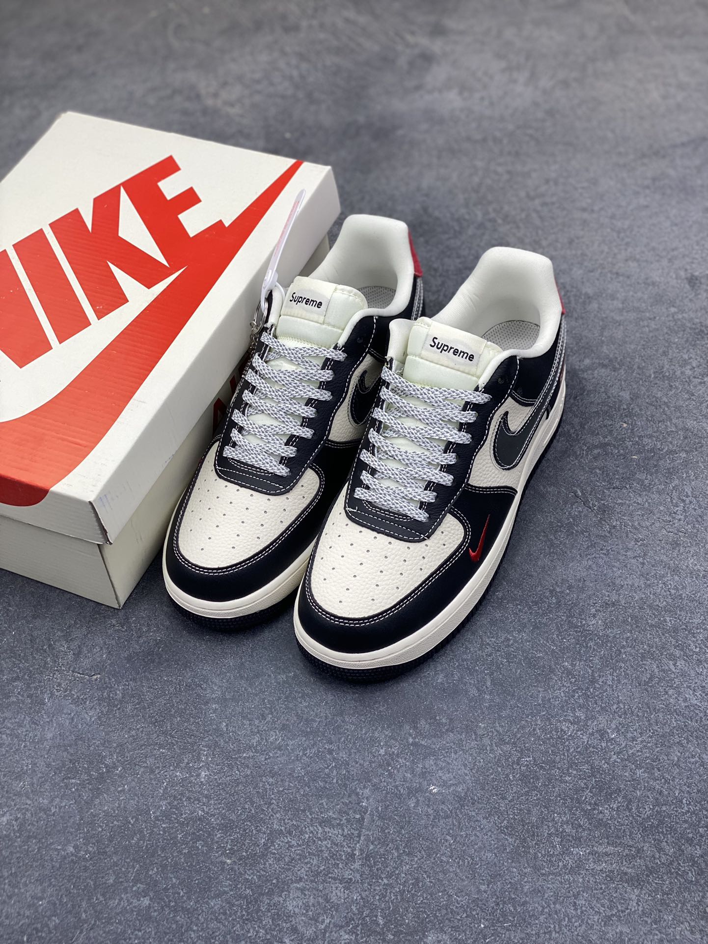 图片[8]-NIke Air Force 1 ‘07 Low “Supreme联名-米黑红TPU”空军一号 低帮 运动鞋 休闲鞋 折边针车 工艺难度大 原楦头原纸板 原装鞋盒 定制五金配件 内置全掌气垫 原厂鞋底 货号：DF0188-106 尺码：36 36.5 37.5 38 38.5 39 40 40.5 41 42 42.5 43 44 44.5 45-选品中心
