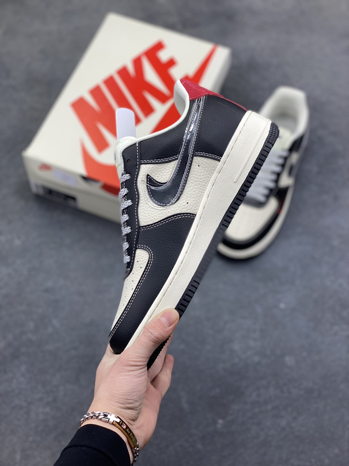 图片[3]-NIke Air Force 1 ‘07 Low “Supreme联名-米黑红TPU”空军一号 低帮 运动鞋 休闲鞋 折边针车 工艺难度大 原楦头原纸板 原装鞋盒 定制五金配件 内置全掌气垫 原厂鞋底 货号：DF0188-106 尺码：36 36.5 37.5 38 38.5 39 40 40.5 41 42 42.5 43 44 44.5 45-选品中心