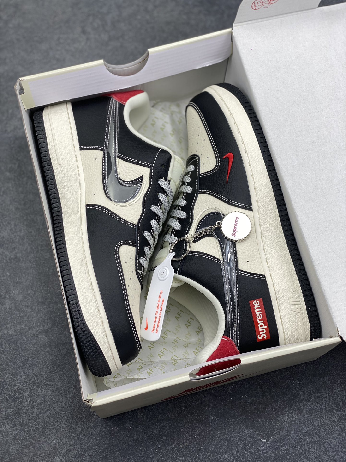 图片[9]-NIke Air Force 1 ‘07 Low “Supreme联名-米黑红TPU”空军一号 低帮 运动鞋 休闲鞋 折边针车 工艺难度大 原楦头原纸板 原装鞋盒 定制五金配件 内置全掌气垫 原厂鞋底 货号：DF0188-106 尺码：36 36.5 37.5 38 38.5 39 40 40.5 41 42 42.5 43 44 44.5 45-选品中心