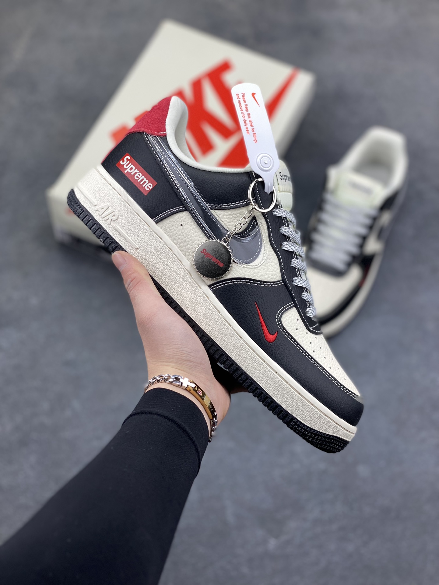 NIke Air Force 1 ‘07 Low “Supreme联名-米黑红TPU”空军一号 低帮 运动鞋 休闲鞋 折边针车 工艺难度大 原楦头原纸板 原装鞋盒 定制五金配件 内置全掌气垫 原厂鞋底 货号：DF0188-106 尺码：36 36.5 37.5 38 38.5 39 40 40.5 41 42 42.5 43 44 44.5 45-选品中心
