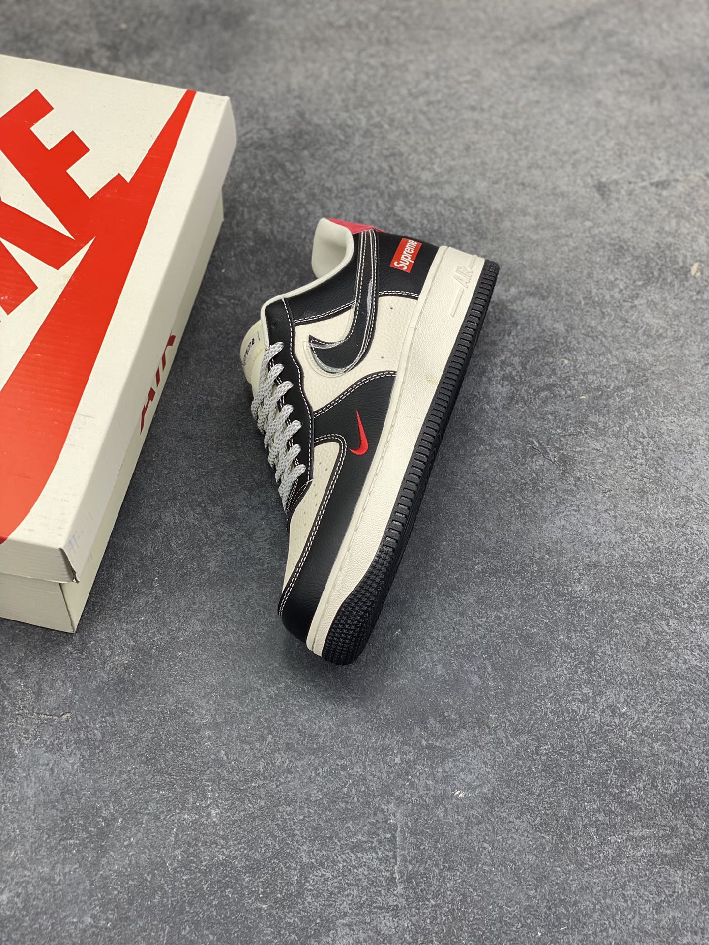 图片[7]-NIke Air Force 1 ‘07 Low “Supreme联名-米黑红TPU”空军一号 低帮 运动鞋 休闲鞋 折边针车 工艺难度大 原楦头原纸板 原装鞋盒 定制五金配件 内置全掌气垫 原厂鞋底 货号：DF0188-106 尺码：36 36.5 37.5 38 38.5 39 40 40.5 41 42 42.5 43 44 44.5 45-选品中心