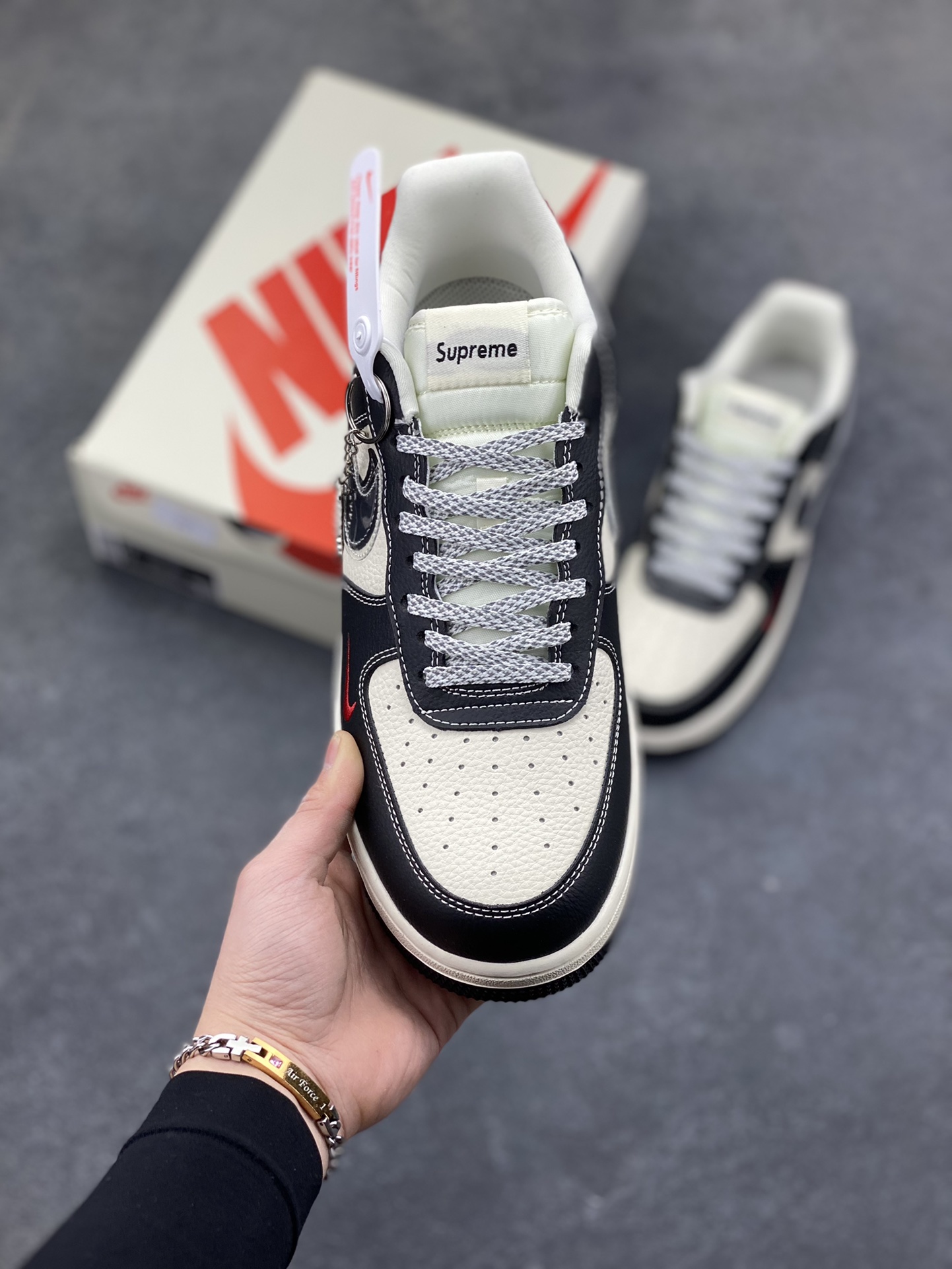 图片[2]-NIke Air Force 1 ‘07 Low “Supreme联名-米黑红TPU”空军一号 低帮 运动鞋 休闲鞋 折边针车 工艺难度大 原楦头原纸板 原装鞋盒 定制五金配件 内置全掌气垫 原厂鞋底 货号：DF0188-106 尺码：36 36.5 37.5 38 38.5 39 40 40.5 41 42 42.5 43 44 44.5 45-选品中心