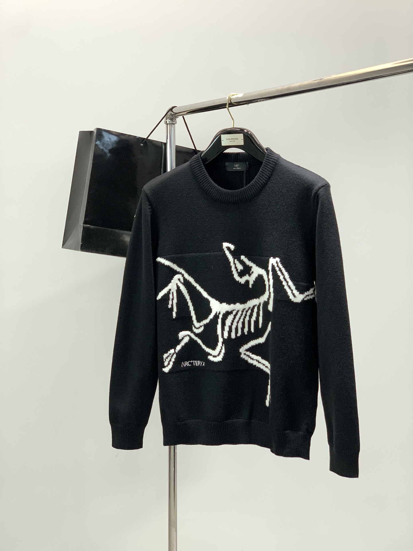 NO:690490,, ARCTERYX, 2025 winter AW new product, fashionable and casual round neck knitted sweater, available at counters, original goods, imported original fabrics, extremely complex craftsmanship, very elegant and fashionable vision, noble and elegant, from the main fabric to the detailed craftsmanship, highlighting the ingenuity of fashion, 2 colors recommended, size M-3XL, arc'teryx, sweaters,19860909,ARCTERYX 始祖鸟,2025冬季AW新品,时尚休闲圆领针织毛衣,专柜同步有售,原单狠货,进口原版面料,工艺极度复杂,视觉相当雅致时髦,高贵而优雅,从主体面料到细节工艺,彰显时装的匠心所在,2色推荐,码数M-3XL,arc'teryx,sweaters,,Men's clothing