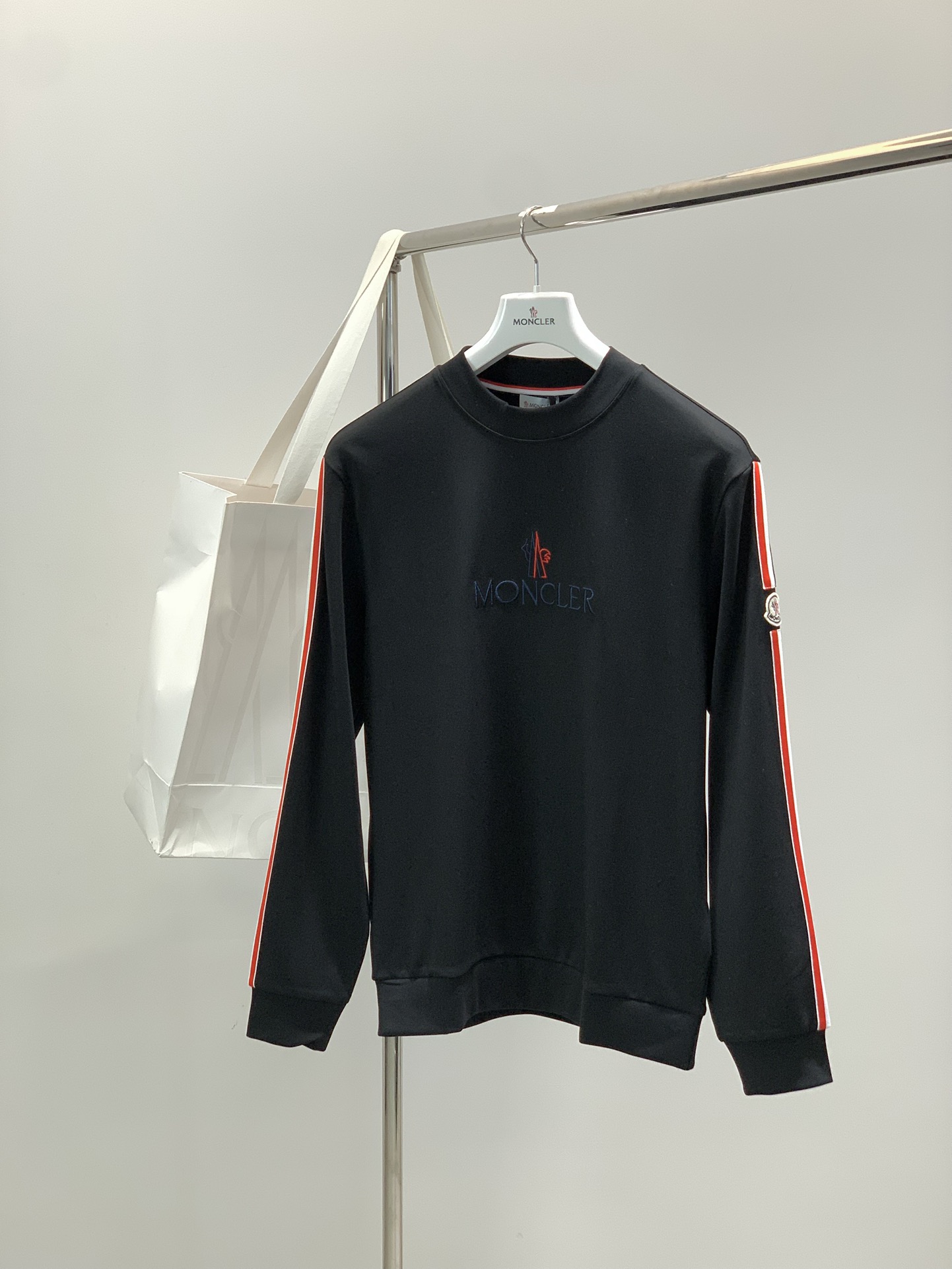 NO:690489,, Moncler Mouth Mouth, the latest 2025 autumn and winter products, available at counters at the same time, original order, fashionable and casual bottoming top, comfortable upper body!  Eye-catching and bright, it uses imported original fabrics, top-notch embroidered letter pattern logo, simple yet stylish, the upper body is fashionable and handsome, 2 colors are recommended, size M-3XL, Moncler,19860909,Moncler 蒙口,2025秋冬最新品,专柜同步有售,原单狠货,时尚休闲打底上衣,上身舒适！吸睛而有亮点,采用进口原版面料,顶级刺绣工艺字母图案logo,简单而不失时尚,上身时尚帅气,2色推荐,码数M-3XL,,Moncler,,Men's clothing