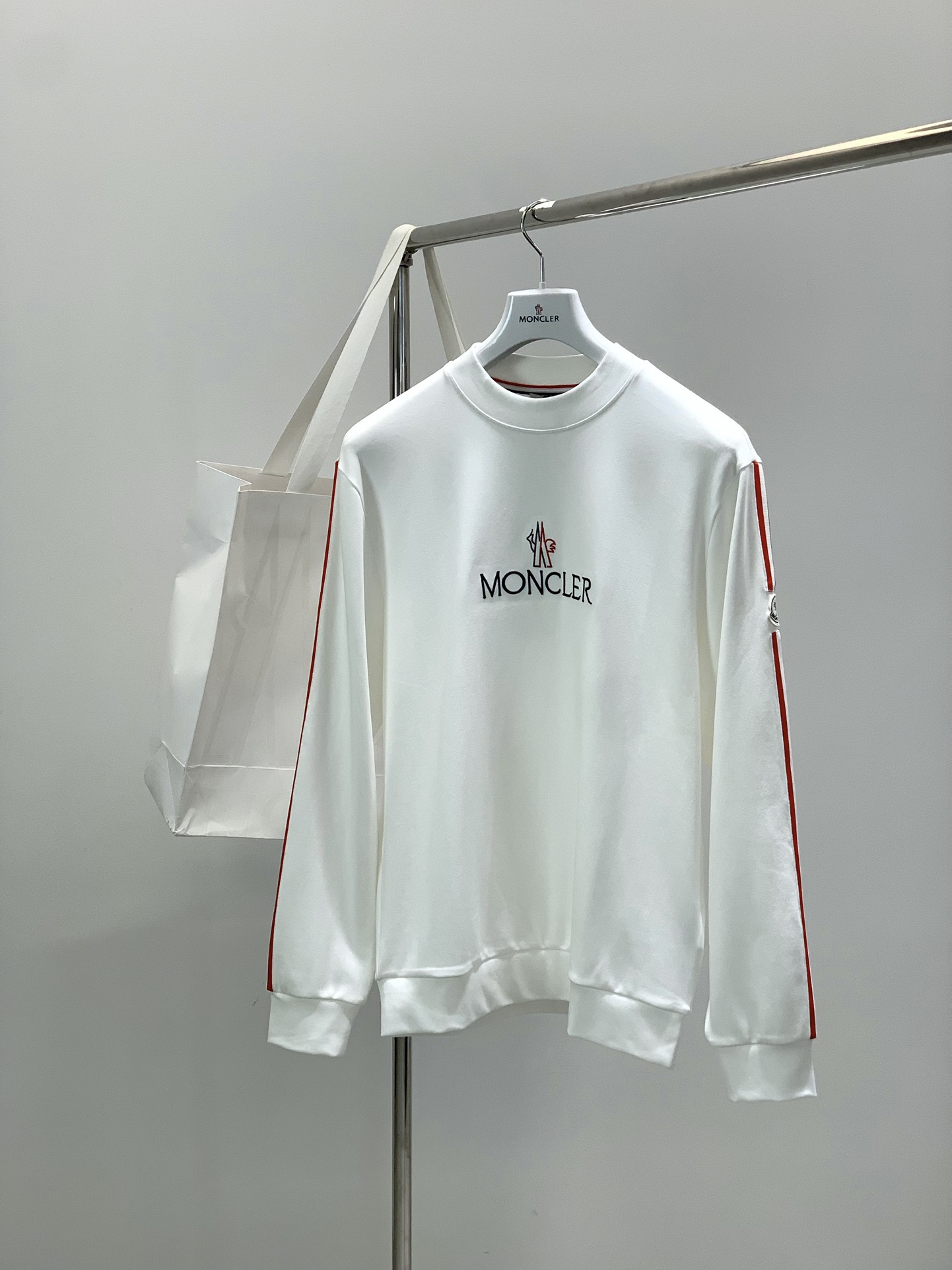 NO:690488,, Moncler Mouth Mouth, the latest 2025 autumn and winter products, available at counters at the same time, original order, fashionable and casual bottoming top, comfortable upper body!  Eye-catching and bright, it uses imported original fabrics, top-notch embroidered letter pattern logo, simple yet stylish, the upper body is fashionable and handsome, 2 colors are recommended, size M-3XL, Moncler,19860909,Moncler 蒙口,2025秋冬最新品,专柜同步有售,原单狠货,时尚休闲打底上衣,上身舒适！吸睛而有亮点,采用进口原版面料,顶级刺绣工艺字母图案logo,简单而不失时尚,上身时尚帅气,2色推荐,码数M-3XL,,Moncler,,Men's clothing