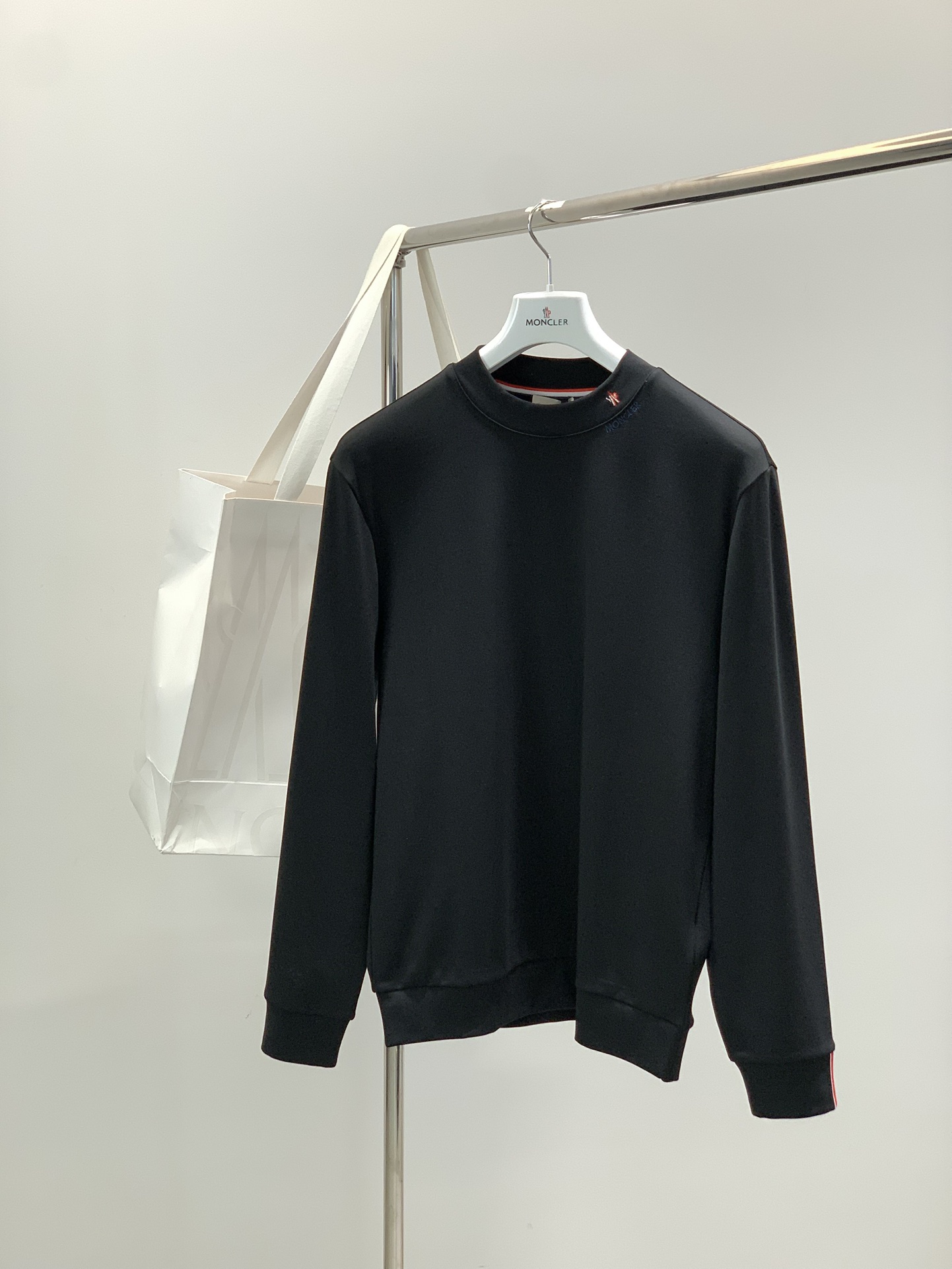 NO:682824,, Moncler Mouth Mouth, the latest 2025 autumn and winter products, available at counters at the same time, original order, fashionable and casual bottoming top, comfortable upper body!  Eye-catching and bright, it uses imported original fabrics, top-notch embroidered letter pattern logo, simple yet stylish, the upper body is fashionable and handsome, 2 colors are recommended, size M-3XL, Moncler,19860909,Moncler 蒙口,2025秋冬最新品,专柜同步有售,原单狠货,时尚休闲打底上衣,上身舒适！吸睛而有亮点,采用进口原版面料,顶级刺绣工艺字母图案logo,简单而不失时尚,上身时尚帅气,2色推荐,码数M-3XL,,Moncler,,Men's clothing