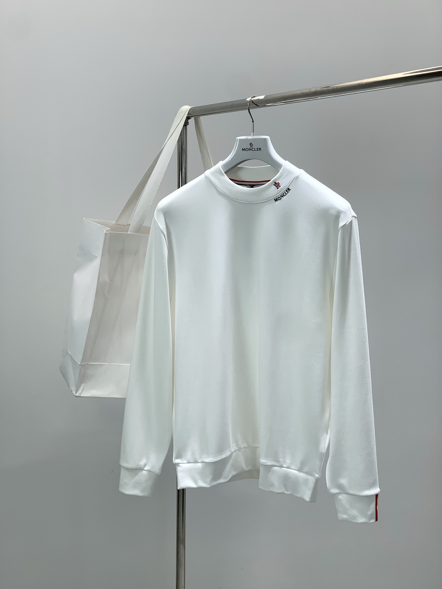 NO:690491,, Moncler Mouth Mouth, the latest 2025 autumn and winter products, available at counters at the same time, original order, fashionable and casual bottoming top, comfortable upper body!  Eye-catching and bright, it uses imported original fabrics, top-notch embroidered letter pattern logo, simple yet stylish, the upper body is fashionable and handsome, 2 colors are recommended, size M-3XL, Moncler,19860909,Moncler 蒙口,2025秋冬最新品,专柜同步有售,原单狠货,时尚休闲打底上衣,上身舒适！吸睛而有亮点,采用进口原版面料,顶级刺绣工艺字母图案logo,简单而不失时尚,上身时尚帅气,2色推荐,码数M-3XL,,Moncler,,Men's clothing