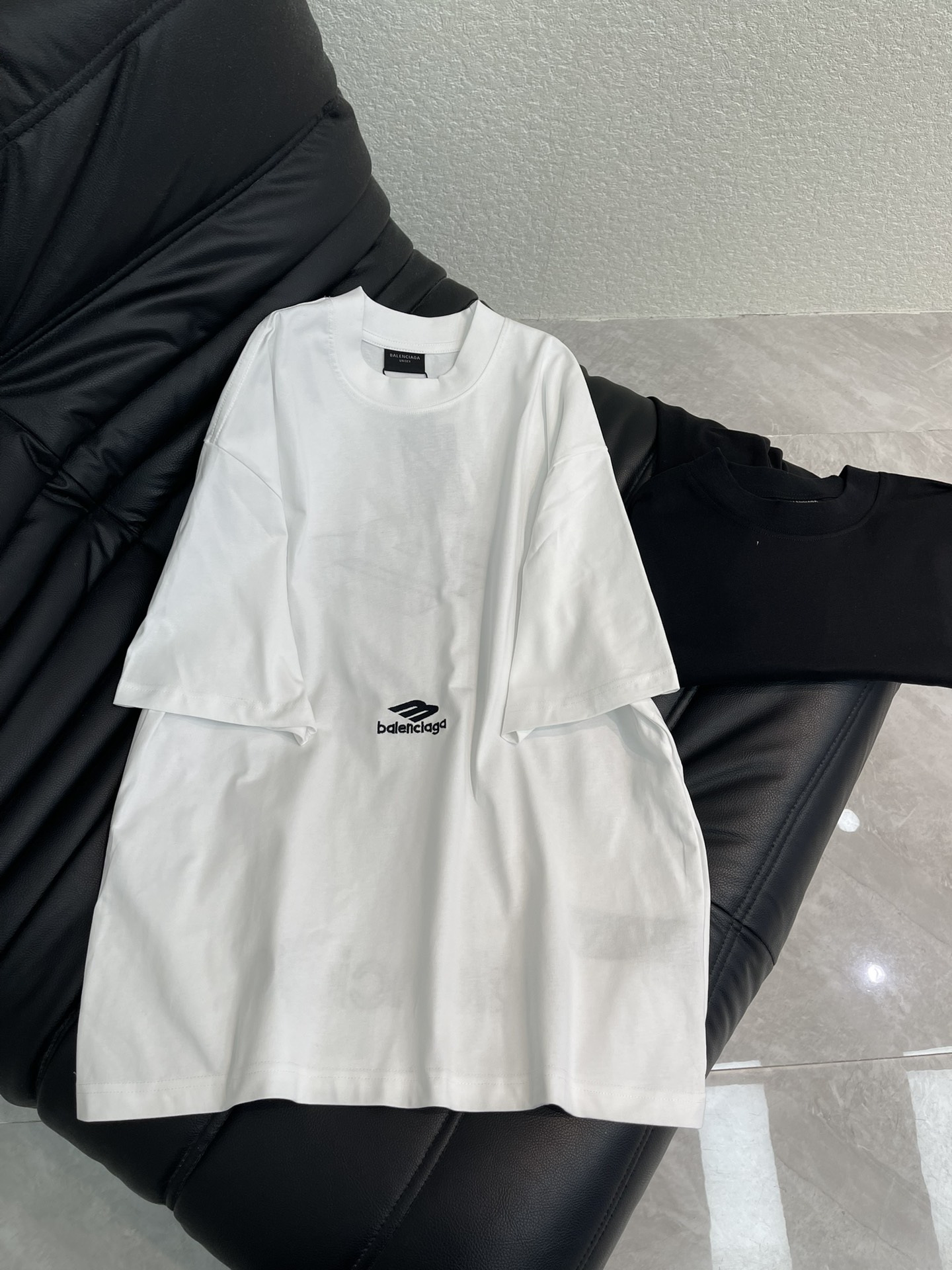 NO:665327,The latest short-sleeved T-shirt from the BALENCI*GA26 ski sports series, with a small LOGO on the front and a large LOGO on the back with classic icons embroidered with thousands of needles. The fabric is made of Paris ZP custom-woven and dyed cotton with double yarns and compact cotton. The weight is 260 grams, soft  Soft and comfortable. The threads are woven and dyed with no color difference. The embroidery is embroidered by an imported Tajima embroidery machine. High-density embroidery with super 10W needle thread. The effect is three-dimensional and the lines are clear. No burrs and miscellaneous threads, super high-tech embroidery. The pattern adopts OS loose shoulder pattern.  Same style for men and women. Sizes XS-L A,,balenciaga,T-shirt,tees,t-shirt, 19860909BALENCI*GA26滑雪运动系列最新款短袖T恤,前面小LOGO后面大LOGO经典图标万针刺绣.面料采用巴黎ZP定织定染全棉双纱紧密棉.克重260克,柔软舒适.螺纹釆用定织定染无色差.绣花釆用进口田岛绣花机刺绣.超10W针线高密刺绣.效果立体,线条清晰.无毛边杂线,超高工艺刺绣.版型釆用OS宽松落肩版型. 男女同款. 尺码XS-L A,,balenciaga,T-shirt,tees，t-shirt, ,Women's clothing