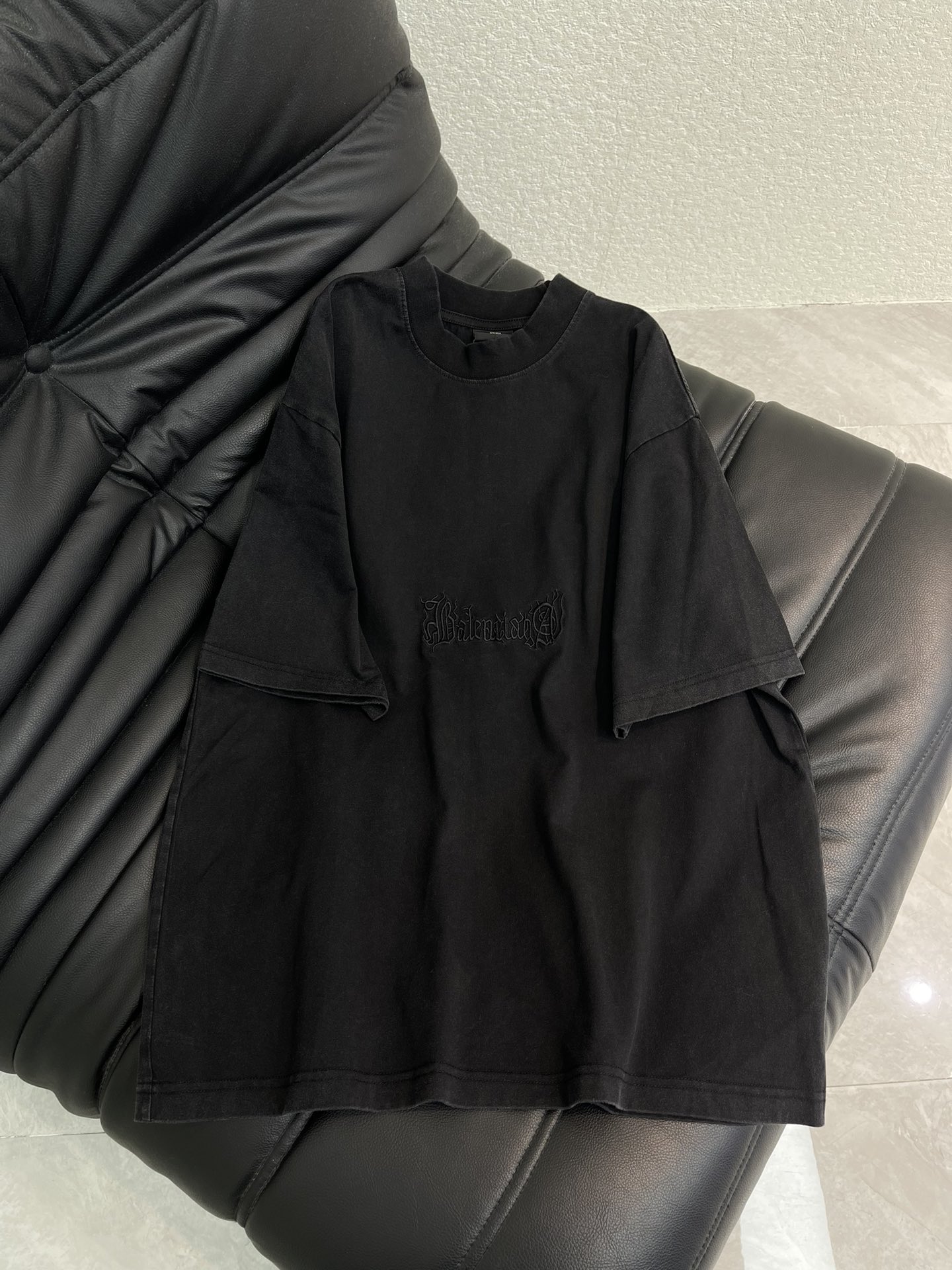 NO:665311,BALENCI*GA26 is the latest Sanskrit embroidered LOGO fried snowflake distressed short-sleeved T-shirt. The fabric is made of 260g Paris-specific double yarn * high weight 1:1 double yarn rib. The front panel adopts imported Tajima embroidery machine three-dimensional embroidery technology + ready-to-wear washed fried snowflake distressed technology. os dropped shoulder loose version, same style for men and women!  !  Size XS-L,,balenciaga,T-shirt,tees,t-shirt, 19860909BALENCI*GA26最新款梵文刺绣LOGO炒雪花做旧短袖T恤.面料采用260g巴黎专用双纱*高克重1比1双纱罗纹,前幅采用进口田岛绣花机立体刺绣工艺+成衣水洗炒雪花做旧工艺.os落肩宽松版型 男女同款！！ 尺码XS-L,,balenciaga,T-shirt,tees，t-shirt, ,Women's clothing