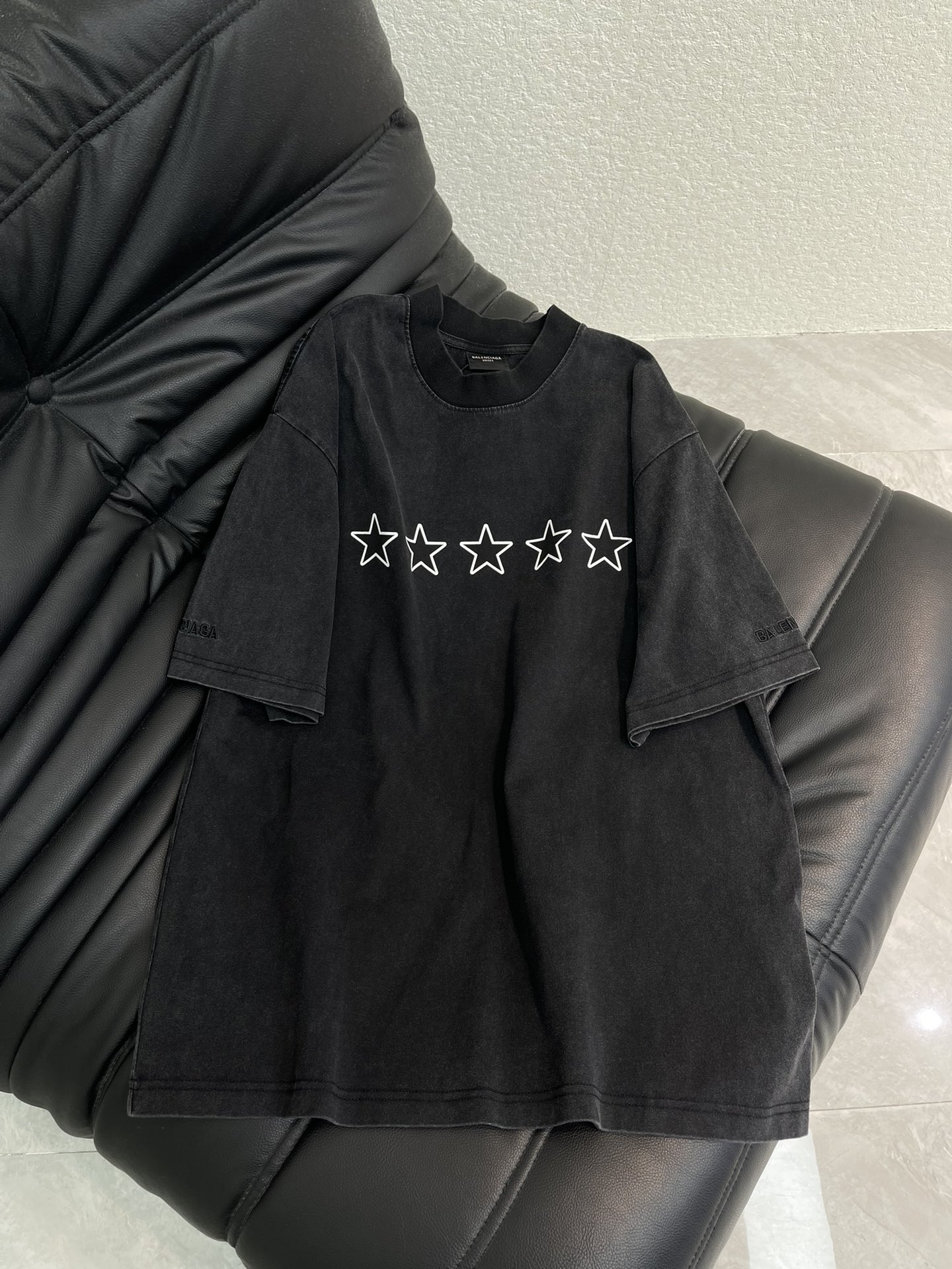 NO:665317,BALENCI*GA26 latest star slogan printed sleeves embroidered fried snowflake distressed short-sleeved T-shirt. The fabric is made of 260g Paris-specific double yarn * high weight 1:1 double yarn rib, the front and rear panels are made of imported glue screen printing technology + left and right cuffs imported Tajima embroidery machine plain embroidery technology + ready-to-wear washed fried snowflake distressed technology, os dropped shoulder loose version, the same style for men and women!  !  Size XS-L,,balenciaga,T-shirt,tees,t-shirt, 19860909BALENCI*GA26最新款星星标语印花袖子刺绣炒雪花做旧短袖T恤.面料采用260g巴黎专用双纱*高克重1比1双纱罗纹,前后幅采用进口胶浆丝网印花工艺+左右袖口进口田岛绣花机平纹刺绣工艺+成衣水洗炒雪花做旧工艺,os落肩宽松版型 男女同款！！ 码数XS-L,,balenciaga,T-shirt,tees，t-shirt, ,Women's clothing