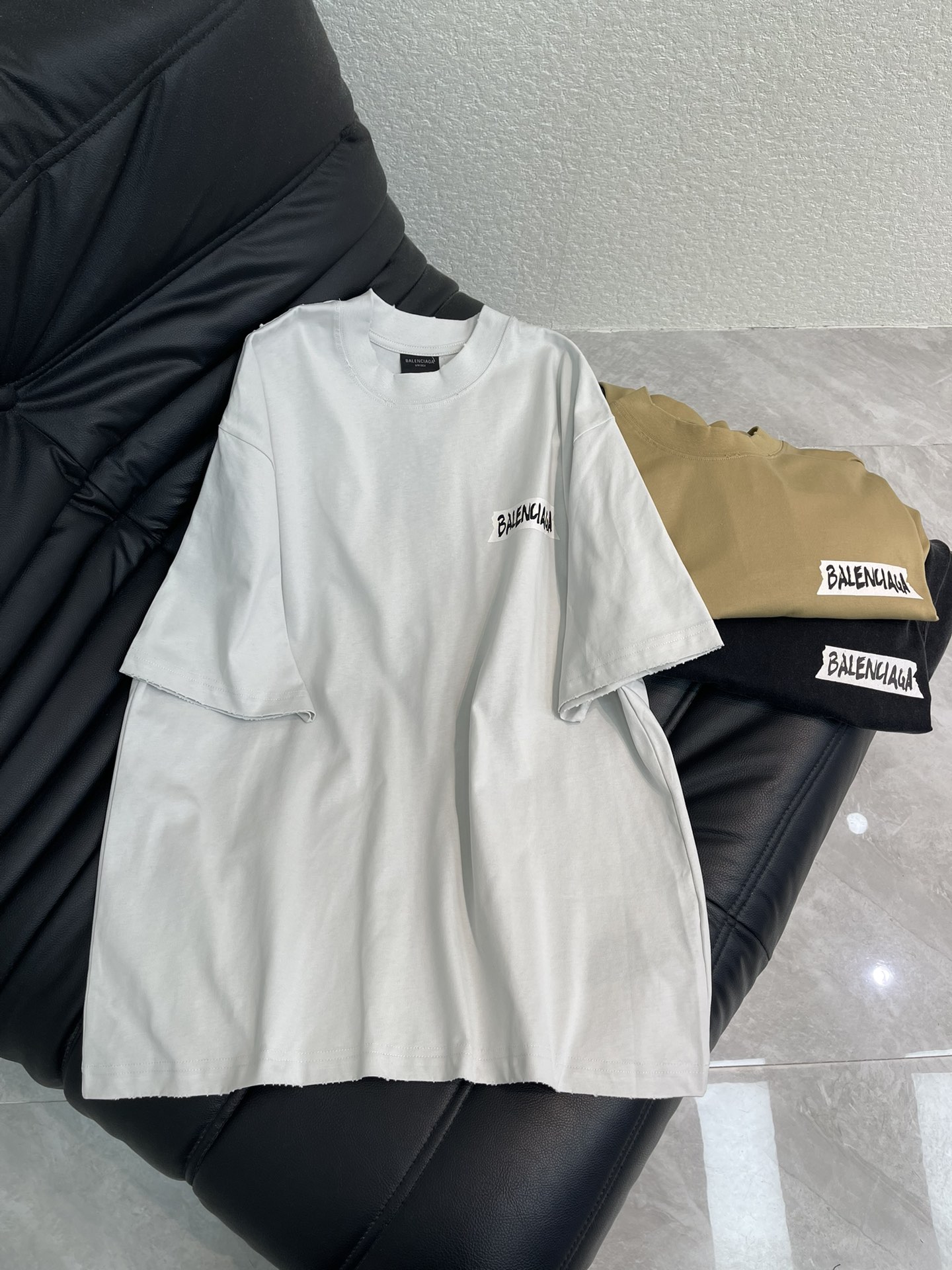 NO:665331,BALENCI*GA26 latest masking tape direct-injection printed garments washed and distressed short-sleeved T-shirts. The fabric is made of Paris ZP custom-woven and custom-dyed 100% cotton double yarn compact cotton. The weight is 260 grams, soft and comfortable. The tape letter printing is printed with environmentally friendly imported materials, the letters are clear, and the effect is three-dimensional. The garments are washed and worn, and are hand-worn by many people. Produced by super-heavy craftsmanship, the version adopts OS loose shoulder design. Same style for men and women.  Size XS-L,,balenciaga,T-shirt,tees,t-shirt, 19860909BALENCI*GA26最新美纹纸胶带直喷印花成衣水洗磨烂做旧短袖T恤.面料采用巴黎ZP定织定染全棉双纱紧密棉.克重260克,柔软舒适.胶带字母印花采用环保进口材料印花,字母清晰,效果立体.成衣水洗作旧,多位手工磨烂.超重工艺生产,版型釆用OS宽松落肩版型. 男女同款. 尺码XS-L,,balenciaga,T-shirt,tees，t-shirt, ,Women's clothing