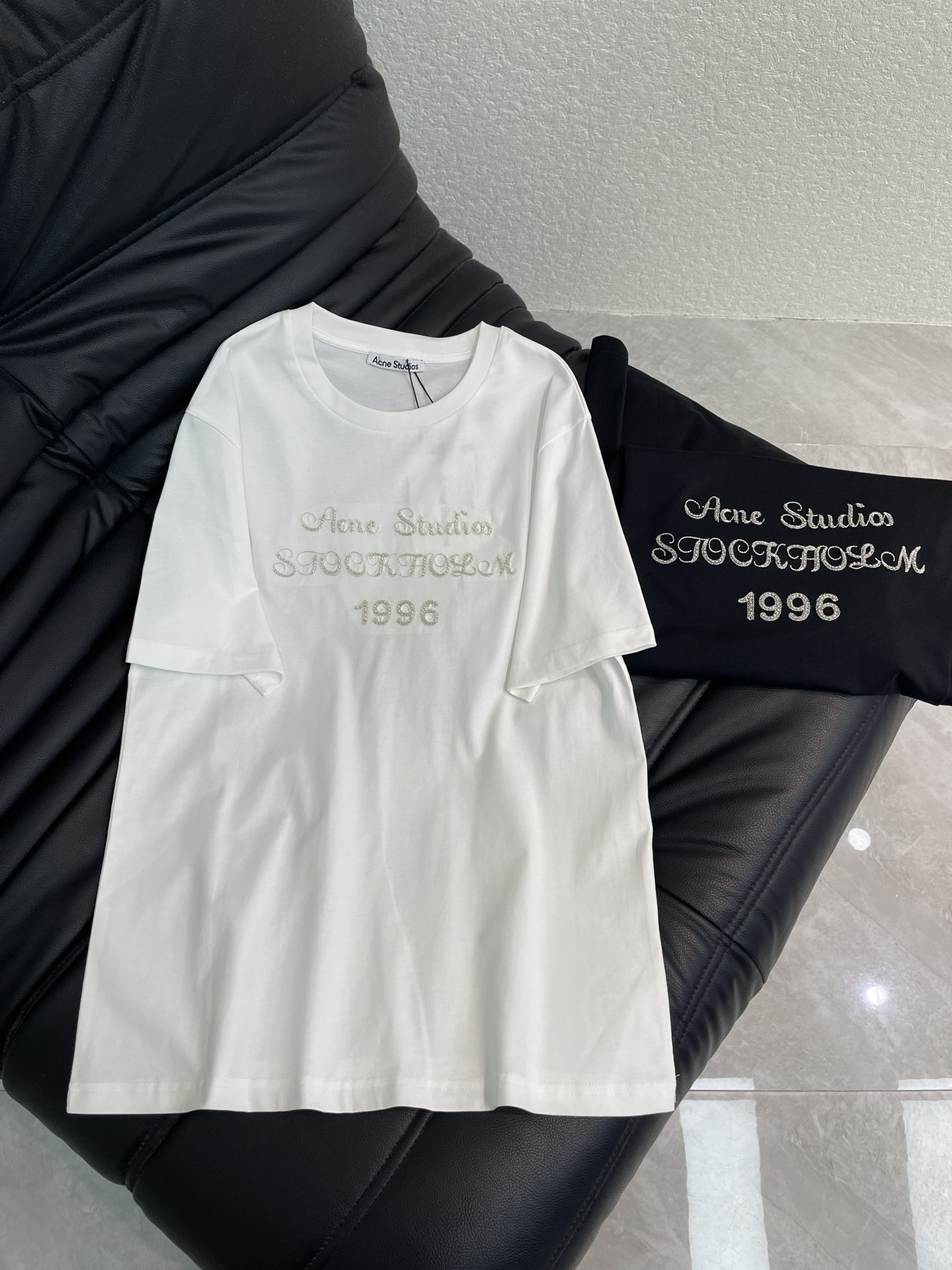 NO:665827,Acne studio*26 new spring and summer new beaded floral logo short-sleeved T-shirt. Customized YB mercerized cotton material, fine texture, comfortable and breathable, regular short-sleeved tailoring, woven beaded embroidery process to restore the letter logo on the chest, artistic floral presentation, full three-dimensional sense, more unique and fashionable wear, regular version, not picky about body shape, relaxed and advanced. SML,,acne studios,dior,T-shirt,tees,t-shirt, 19860909Acne studio*26春夏新款订珠花体徽标短袖T恤.定制YB丝光全棉材质,质感细腻,舒适透气,常规短袖剪裁,编织订珠刺绣工艺还原胸前字母徽标,艺术花体呈现,立体感十足,穿搭更为独特时尚,常规版型,不挑身形穿搭,松弛高级.SML,,acne studios,dior,T-shirt,tees，t-shirt, ,Women's clothing