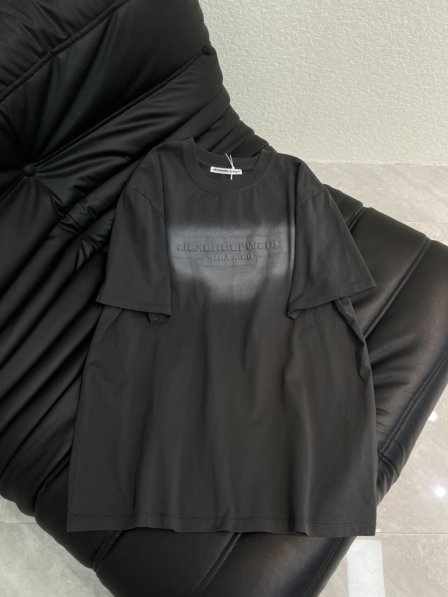 NO:665831,Alexander wan*26 new spring and summer tie-dye logo short-sleeved T-shirt. Customized YB native cotton material, fine texture, comfortable and breathable, loose oversized dropped shoulder short-sleeved cut, highlighting the brand style. Made of native cotton material, high-grade luster texture, tie-dye process restores the background color pattern of the letter logo on the chest, unique and fashionable, loose fit, daily relaxed charm. SML,,versace,T-shirt,tees,t-shirt, 19860909Alexander wan*26春夏新款扎染徽标短袖T恤.定制YB原生全棉材质,质感细腻,舒适透气,宽松oversized落肩短袖裁剪,凸显品牌格调,采用原生全棉材质,质感高级光泽,扎染工艺还原胸前字母徽标晕染外框底色图案,独特时尚,宽松版型,日常松弛魅力.SML,,versace,T-shirt,tees，t-shirt, ,Women's clothing