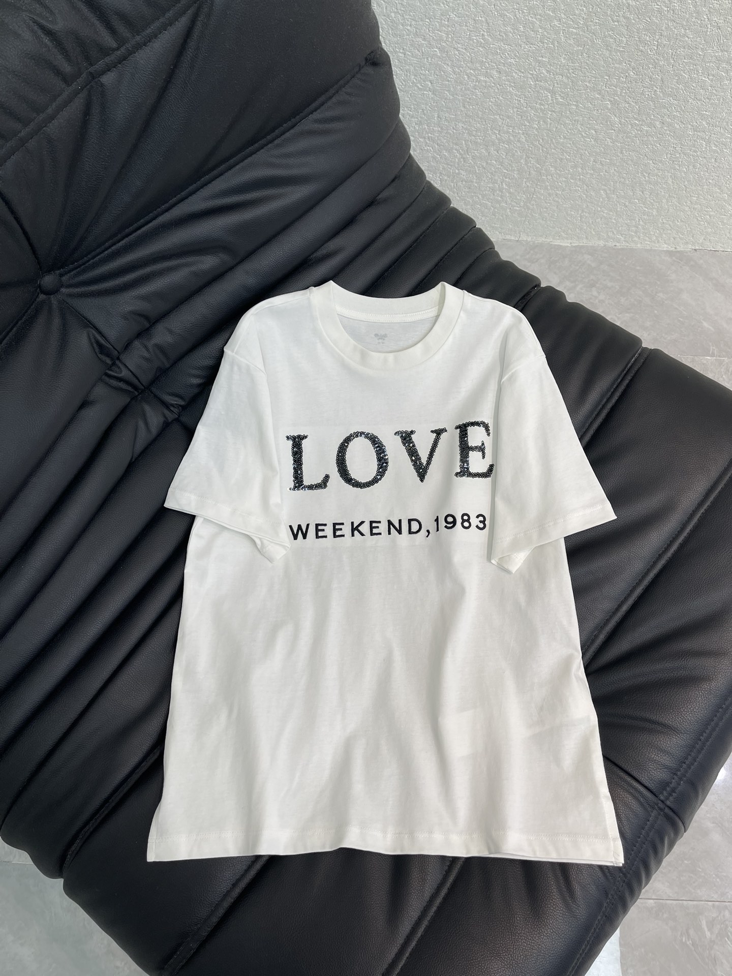 NO:665864,Weekend MaxMar*26 new spring and summer new heavy sequin embroidery short-sleeved T-shirt. The LOVE letter pattern uses sequin special technology and embroidery combination, classic and versatile. Made of pure cotton, the upper body is soft and breathable. Whether it is worn casually with jeans or with a skirt to create a sophisticated feel, it can be easily adapted and easily show unique fashion taste. SML A,,skirts,jeans,T-shirt,tees,t-shirt, 19860909Weekend MaxMar*26春夏新款重工珠片刺绣短袖T恤.LOVE字母图案采用珠片特种工艺和刺绣组合,经典百搭款.纯棉材质,上身柔软透气.无论是休闲搭配牛仔裤,还是搭配裙装打造精致感,都能轻松适配,轻松展现独特时尚品味.SML A,,skirts,jeans,T-shirt,tees，t-shirt, ,Women's clothing