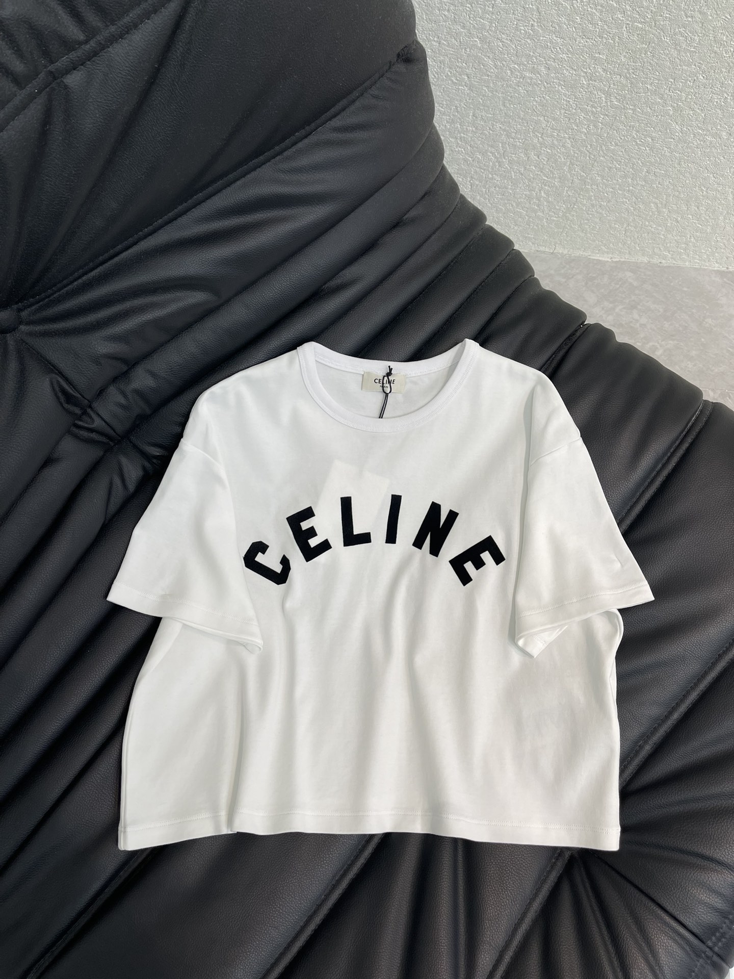NO:665850,Celin*26 new spring and summer arched letter printed short-sleeved T-shirt. Pure cotton fabric. High-density fashionable sports style. Every daily wear. Playful and age-reducing design elements full of vitality. High quality. Size SML A,,celine,T-shirt,tees,t-shirt, 19860909Celin*26春夏新款拱形字母印花短袖T恤 纯棉面料 高密度时髦运动风 每个日常的穿搭 俏皮减龄充满元气的设计元素 高品质 尺码SML A,,celine,T-shirt,tees，t-shirt, ,Women's clothing