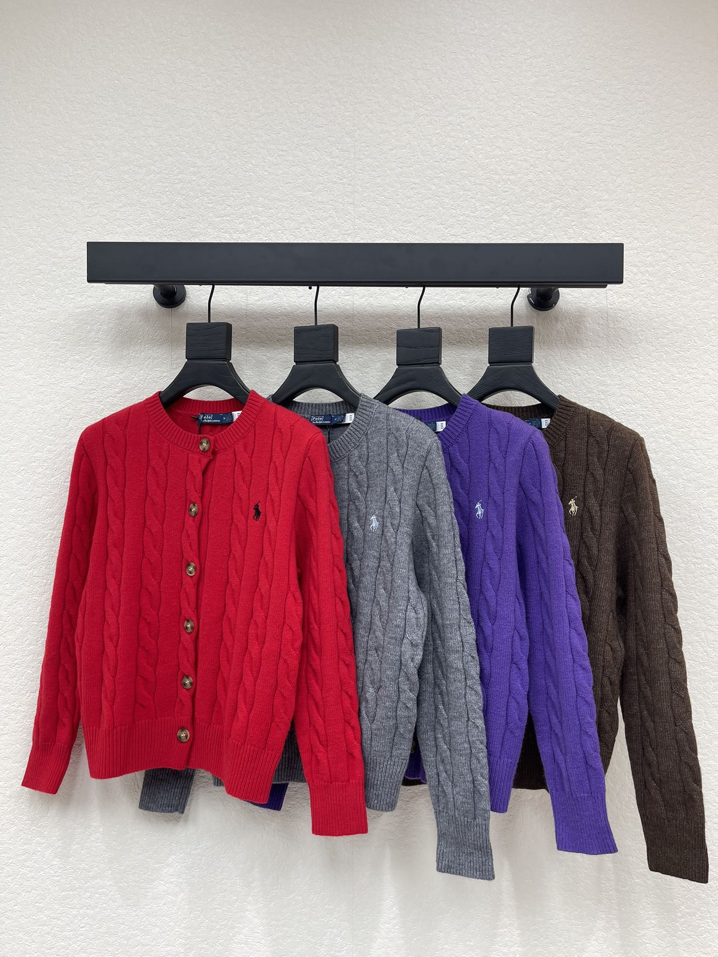 NO:665866,Ralph lauren Ralph*polo new twist round neck knitted cardigan for autumn and winter!  Customized wool yarn weaving, soft and skin-friendly, full of texture. Round neck knitted cardigan cut, fashionable and casual. Decorated with war horse logo embroidery on the chest. The brand style is instantly enhanced. All-over twist braided version combined with threaded edge details adds a vibrant atmosphere. Essential for autumn and winter wear. Daily casual wear guide. Relaxed and fashionable!  SML,,loro piana, 19860909Ralph lauren 拉夫*polo秋冬新款麻花圆领针织开衫！定制羊毛纱线织造 柔软亲肤 质感十足 圆领针织开衫裁剪 时髦休闲 胸前饰以战马徽标刺绣 品牌格调瞬间提升 通体麻花编织版型结合螺纹包边细节 增添活力气息 秋冬穿搭必不可少 日常休闲穿搭指南 松弛时髦！SML,,loro piana, ,Women's clothing