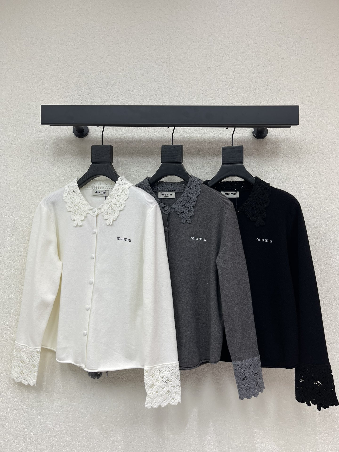 NO:665861,MiuMi* new autumn and winter crocheted lapel knitted long-sleeved cardigan!  Customized wool knitted material has a high-grade texture, soft and comfortable. Single-row covered button design. The crocheted hollows on the collar and cuffs are so exquisite that they are directly full of sophistication. The brand letters and logo are embroidered on the chest with micro-label design to enrich the visual effect and increase the sense of literature and art. The upper body is simple and high-end, full of foreign style!  SML,,miumiu, 19860909MiuMi*秋冬新款钩花翻领针织长袖开衫！定制羊毛针织材质织造质感高级 柔软舒适 单排包扣设计 领口与袖口钩花镂空精致度直接拉满 胸口刺绣品牌字母logo微标设计 丰富视觉效果 增加文艺感 上身尽显简约高级 洋气十足！SML,,miumiu, ,Women's clothing