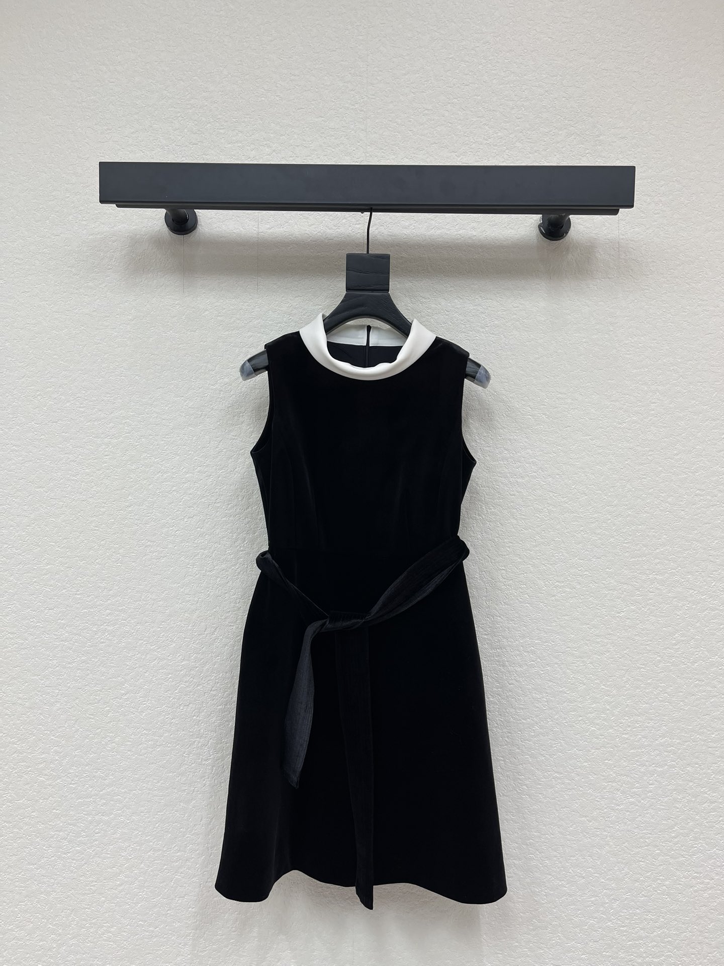 NO:666299,Dio*26's new classic black velvet stand-up collar sleeveless Hepburn dress. The retro and elegant black velvet dress perfectly blends the Hepburn style. The velvet fabric has its own high-end luster. The sleeveless design is equipped with a contrasting small stand-up collar, which hides a sense of elegance and relaxation. The white splicing on the neckline is super design, and the bow at the waist is embellished with gentleness, quietly outlining the waist, hiding the flesh and playful retro lady atmosphere, easily creating a wealthy style!  SML A,,dior,skirts, 19860909Dio*26新款经典黑色丝绒立领无袖赫本裙.复古优雅的黑色丝绒连衣裙把赫本风融得恰到好处,丝绒面料自带高级光泽,无袖设计配撞色小立领,利落中藏着优雅松弛感.领口白色拼接超有设计感,腰间蝴蝶结点缀尽温柔,悄悄勾勒出腰身,藏肉又俏皮复古大小姐氛围感直接拉满,轻松打造千金风！SML A,,dior,skirts, ,Women's clothing