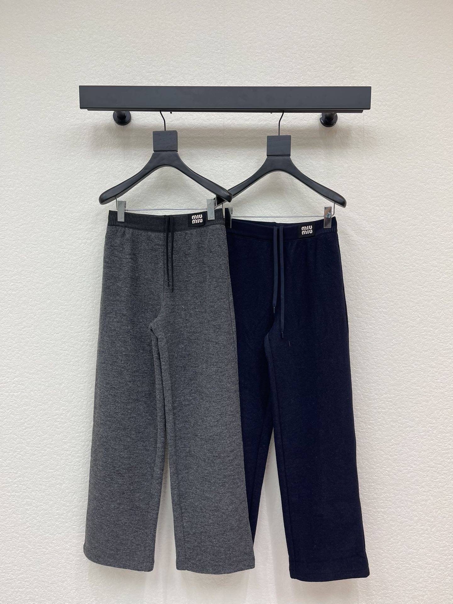 NO:665823,Miumi* new drawstring wide-leg trousers for autumn and winter. Customized YB imported wool blend material, high-grade texture, comfortable to wear, velvet lining, more warm in autumn and winter, high-waisted wide-leg trousers version, letter logo uses contrasting color effect to decorate the waist, creating a bright design effect, with vertical pit strip texture details, the brand style is instantly improved, straight leg design, to accommodate and modify the leg shape, while wearing a full high street fashion style. SML,, miumiu,  19860909Miumi*秋冬新款抽绳阔腿长裤.定制YB进口羊毛混纺材质,质感高级,穿搭舒适,内里加绒,秋冬更保暖,高腰阔腿长裤版型,字母徽标利用撞色效果装点腰身处,打造出点亮设计效果,配合竖坑条纹理细节,品牌格调瞬间提升,直筒裤腿设计,包容修饰腿型的同时,穿出满满的高街时髦风格.SML,,miumiu, ,Women's clothing