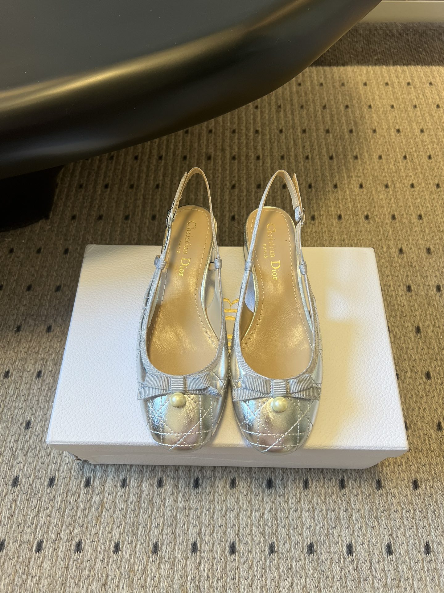 NO:669783,Dio*25ss Bow Pearl Pendant Back Strap Pumps and Sandals. They are all back strap shallow shoes, with low thick heels, taking into account both elegance and comfort. The toe has a rounded square toe shape, and the toe is decorated with bow + pearl elements, which is classic and exquisite. The upper uses rhombus quilting technology, and the silver model is made of metallic luster leather, with a bright texture; the off-white model is matte leather, with a more gentle style. The insole of the shoe is printed with 'Christian'  'Dior' golden brand logo, the shoe box and picture also have DIOR brand elements, which are highly recognizable. It is light and luxurious, suitable for banquets, parties and other occasions; the off-white model is simple and versatile, and can be used for daily commuting or with elegant skirts. Upper cowhide leather lining leather outsole Genuine leather outsole Increased size 2cm  soles19860909Dio*25ss 蝴蝶结珍珠坠后绊带单鞋浅口鞋凉鞋 均为后绊带浅口鞋型,搭配低粗跟,兼顾优雅与穿着舒适度；鞋头为圆润的方头造型,鞋头处装饰有蝴蝶结+珍珠元素,经典又精致.鞋面采用菱格纹绗缝工艺,银色款为金属光泽皮革,质感亮眼；米白色款为哑光皮质,风格更温婉. 鞋内底印有“Christian Dior”金色品牌标识,鞋盒与画面也带有DIOR品牌元素,辨识度高.偏轻奢华丽,适合宴会、派对等场合；米白色款简约百搭,可日常通勤或搭配优雅裙装. 鞋面牛皮 内里牛皮 大底真皮大底 增高2cm size :35-41码（40码定制不退换）,凉鞋玛丽珍,dior,sandals,mary jane,skirts,cowhide,Leather soles,Women's Shoes