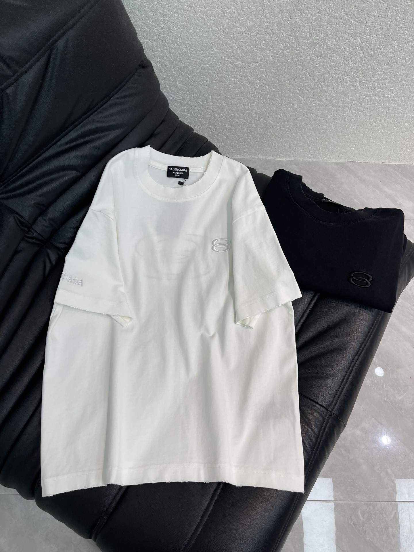 NO:665245,Balenciag*26 new spring and summer patch letter embroidered round neck short-sleeved T-shirt!  Classic and simple logo design, high weight washed and frayed pure cotton fabric, very refreshing and comfortable for daily wear. The rib knitting on the neckline is smooth and tight, and the neckline will not be skewed if you toss it casually. With a loose version, you will find that it looks really good on the upper body. The overall is minimalist and neat, super versatile for daily wear!  Pair it casually with one to give you a youthful look. One piece will make you crazy about your outfit. It is a fashionable item that can never go wrong!  S-XL A,,balenciaga,T-shirt,tees,t-shirt, 19860909Balenciag*26春夏新款贴布字母刺绣圆领短袖T恤！经典简约logo设计,高克重水洗磨破纯棉面料,日常穿着非常清爽穿感舒适,领口的罗纹针织平整紧密,随意折腾都不会领口歪斜,宽松版型,上身你就会发现真的好好看,整体极简利落,超级日常百搭！随随便便搭配一条就是青春的样子,一件就能为你的穿搭疯狂,绝不会出错的时髦单品！S-XL A,,balenciaga,T-shirt,tees，t-shirt, ,Women's clothing