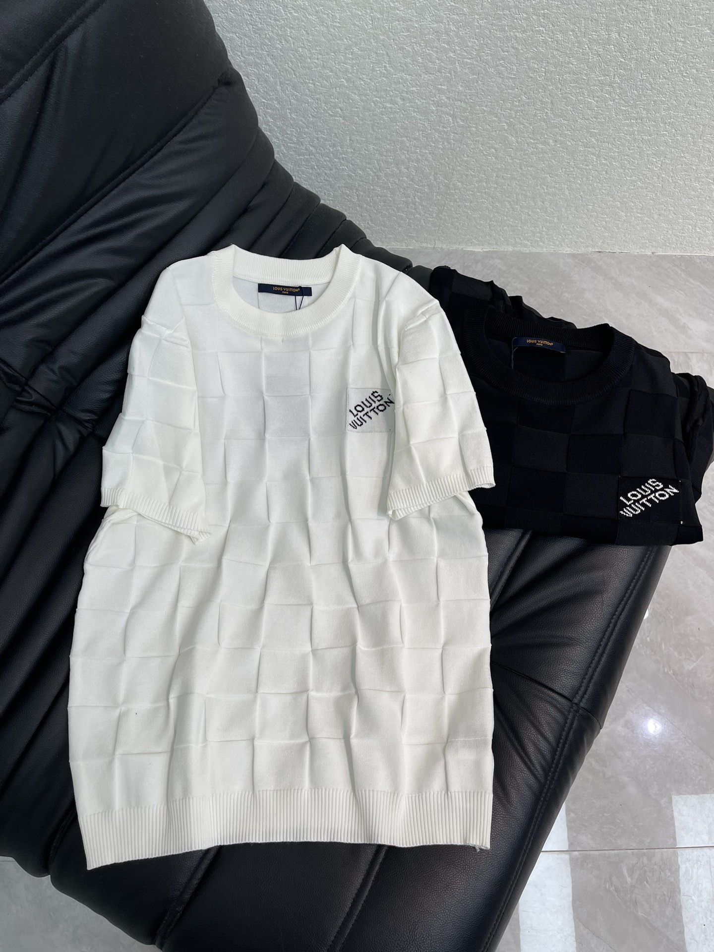 NO:665270,Louis Vuitto*26 new spring and summer checkerboard short sleeves, the classic logo is exquisitely upgraded, inspired by the retro embroidery of the 1980s. High-weight towel fabric, very comfortable to the touch. Fashionable and personalized, super versatile and good-looking, the same style for men and women, a must-have for everyone!  S-XL A,,louis vuitton,T-shirt, 19860909Louis Vuitto*26春夏新款棋盘格短袖,经典Logo标识精致升级,灵感源自八十年代复古刺绣.高克重毛巾面料,手感非常舒服.时尚又个性,超级百搭好看的一款,男女同款,人手必备款！S-XL A,,louis vuitton,T-shirt, ,Women's clothing