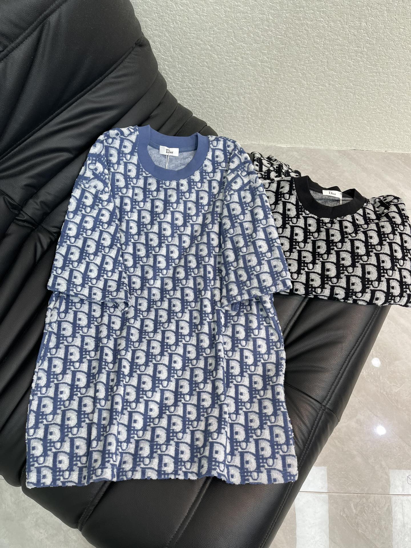 NO:665260,Dio*26 new spring and summer new short-sleeved T-shirts with embroidered towels all over the logo. The classic logo logo is exquisitely upgraded, inspired by the retro towel embroidery of the 1980s. It is made of high-weight pure cotton fabric and feels very comfortable. Fashionable and personalized, it is super versatile and good-looking, the same style for men and women, a must-have for everyone!  S-XL,,dior,T-shirt,tees,t-shirt, 19860909Dio*26春夏新款毛巾绣满印logo短袖T恤.经典Logo标识精致升级,灵感源自八十年代复古毛巾绣,高克重纯棉面料,手感非常舒服.时尚又个性,超级百搭好看的一款,男女同款,人手必备款！S-XL,,dior,T-shirt,tees，t-shirt, ,Women's clothing