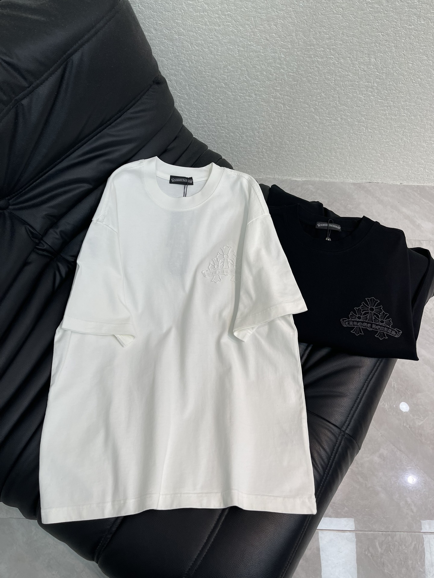 NO:665268,Chrome Heart* Chrome Heart 26 new spring and summer short-sleeved T-shirts with embroidered crosses on the front and back. They are made of high-weight washed fabrics with complex craftsmanship and personalized color matching. The full shape matching and colorful contrasting T-shirt designs make them the focus of the street. These T-shirts not only have a sense of fashion. The colorful patterns are fun and attractive, the upper body is slimmer and the same style for men and women!  S-XL A,,chrome hearts,chrome hearts,T-shirt,tees,t-shirt, 19860909Chrome Heart*克罗心26春夏新款前后刺绣十字架短袖T恤.采用高克重洗水面料,工艺复杂,添加个性色彩搭配 ,十足的造型搭配和彩色形成鲜明对比效果的T恤设计,让他们成为街头焦点.这些T恤不仅具有时尚感.彩色图案,趣味又吸晴,上身显瘦穿搭,男女同款！S-XL A,,chrome hearts,chrome hearts,T-shirt,tees，t-shirt, ,Women's clothing