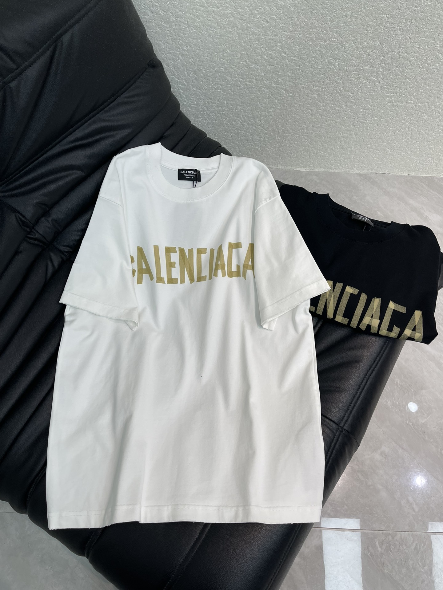 NO:665258,BALENCIAG*26 new spring and summer new tape printed washed-out short-sleeved T-shirts. They are made of high-gram weight washed fabrics with complex craftsmanship and personalized color matching. The full shape matching and colorful contrasting T-shirt design make them the focus of the street. These T-shirts are not only fashionable. Colorful patterns are fun and attractive, the upper body is slimmer and the same style for men and women!  S-XL A,,balenciaga,T-shirt,tees,t-shirt, 19860909BALENCIAG*26春夏新款胶带印花洗水磨破短袖T恤.采用高克重洗水面料,工艺复杂,添加个性色彩搭配 ,十足的造型搭配和彩色形成鲜明对比效果的T恤设计,让他们成为街头焦点.这些T恤不仅具有时尚感.彩色图案,趣味又吸晴,上身显瘦穿搭,男女同款！S-XL A,,balenciaga,T-shirt,tees，t-shirt, ,Women's clothing