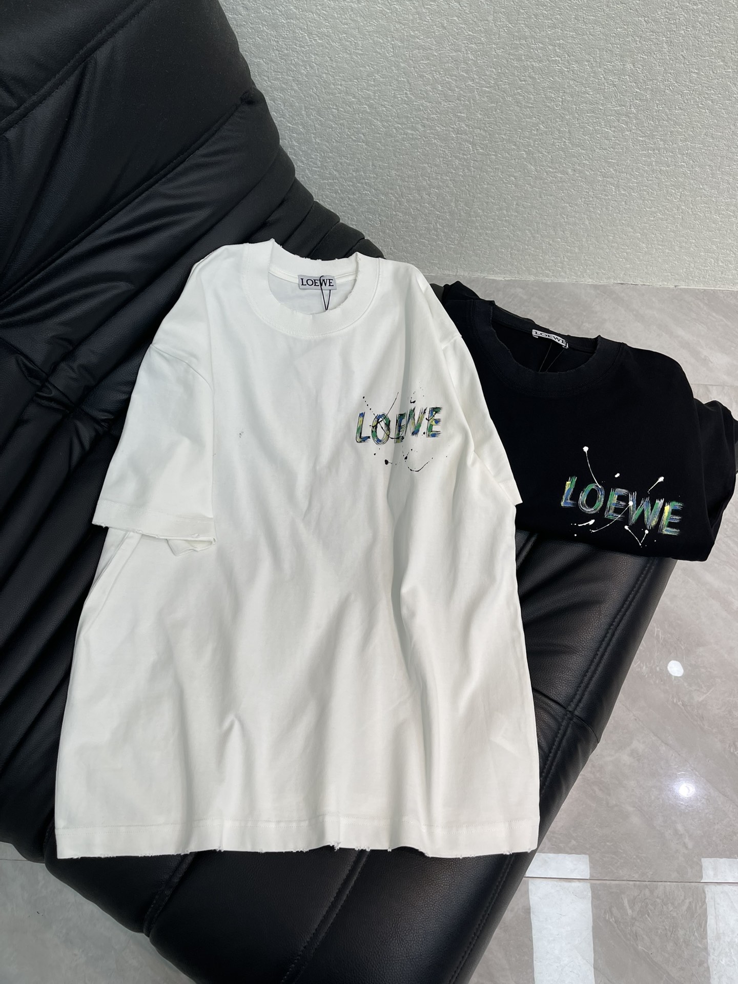 NO:664119,Loew*26 new spring and summer logo short-sleeved T-shirt. Classic Anagram printed T-shirt, high weight pure cotton fabric, soft and comfortable, can be worn in all seasons, round neck design, loose fit. Large logo logo printed on the back, bright color and texture, full resolution and super high recognition! Versatile and not picky. Same style for men and women!  S-XL,,loewe,T-shirt,tees,t-shirt, 19860909Loew*26春夏新款标识logo短袖T恤.经典Anagram印花T恤,高克重纯棉面料,柔软舒适,可四季穿搭,圆领设计,宽松版型.后背印花大logo徽标标识,色泽艳丽质感满分辨识度超高!百搭不挑人.男女同款！S-XL,,loewe,T-shirt,tees，t-shirt, ,Women's clothing