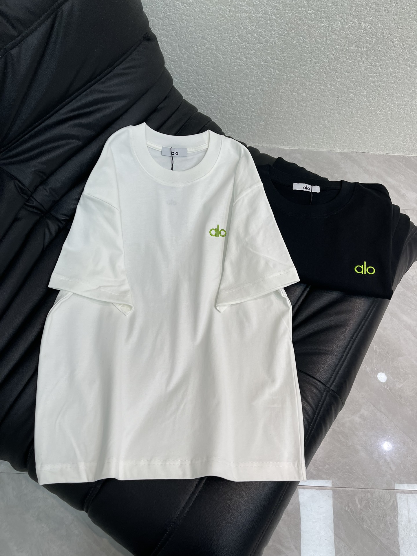 NO:664126,ALO*26 new spring and summer short-sleeved T-shirt with embroidered logo. High-weight pure cotton fabric. Oversize version. Embroidery technology brand logo embroidered letters. The embroidery uses imported Tajima embroidery machine thousands of needle embroidery. The font is full and clear, simple style. Spring and summer series, thick and wide. The combination of leisure and fashion. It is a calmness in urban life and a bright color in leisure time.  Whether it is daily travel or weekend gatherings, it can make you stand out from the crowd and become the most unique existence. Same style for men and women!  S-XL,,versace,T-shirt,tees,t-shirt, 19860909ALO*26春夏新款刺绣标识短袖T恤.高克重纯棉面料 oversize版 刺绣工艺品牌标识刺绣字母,刺绣采用进口田岛绣花机万针刺绣 字体饱满清晰,简约款.春夏款系列,厚实挺阔.休闲与时尚的搭配,它是都市生活中的一份从容,是休闲时光里的一抹亮色, 无论是日常出行,还是周末小聚,它都能让你在人群中脱颖而出,成为最独特的存在.男女同款！S-XL,,versace,T-shirt,tees，t-shirt, ,Women's clothing