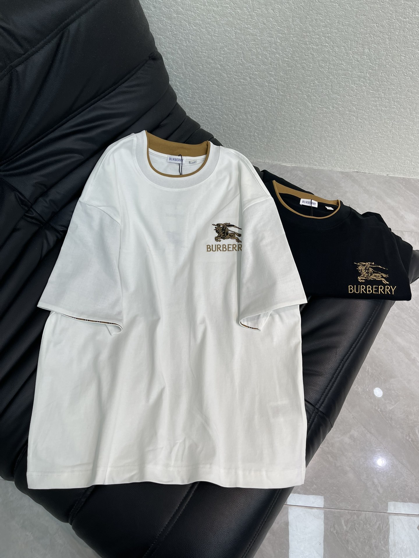 NO:665224,Burberr*26 new spring and summer plaid splicing war horse short-sleeved T-shirt. The small logo is a classic and exquisite upgrade, inspired by the retro of the 1980s. High-weight pure cotton fabric, very comfortable to the touch. Fashionable and personalized, super versatile and good-looking, the same style for men and women, a must-have for everyone!  S-XL,,burberry,T-shirt,tees,t-shirt, 19860909Burberr*26春夏新款格纹拼接战马短袖T恤.小Logo经典精致升级,灵感源自八十年代复古.高克重纯棉面料,手感非常舒服.时尚又个性,超级百搭好看的一款,男女同款,人手必备款！S-XL,,burberry,T-shirt,tees，t-shirt, ,Women's clothing