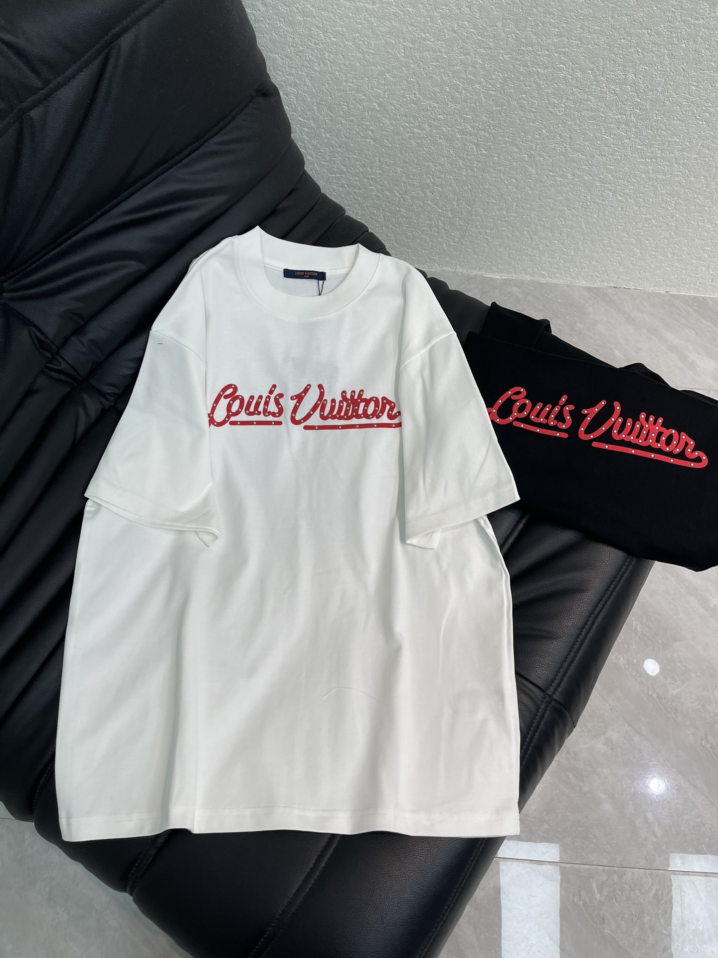 NO:664178,Louis Vuitto*26 new spring and summer contrasting signature short-sleeved T-shirt. This LV short-sleeved T-shirt is made of high-weight pure cotton fabric, with red foam logo studs on the chest, simple and recognizable. Loose round neck design, comfortable and breathable, super versatile for daily wear! Exquisite craftsmanship, perfect details, very stylish. Same style for men and women!  S-XL A,,louis vuitton,louis vuitton,T-shirt,tees,t-shirt, 19860909Louis Vuitto*26春夏新款撞色签名短袖T恤.这款lv短袖T恤采用高克重纯棉面料,胸前红色 发泡Logo牟钉点缀,简约又有辨识度.宽松圆领设计,舒适透气,日常穿搭超百搭! 工艺精致,细节满分 很有范儿.男女同款！S-XL A,,louis vuitton,louis vuitton,T-shirt,tees，t-shirt, ,Women's clothing