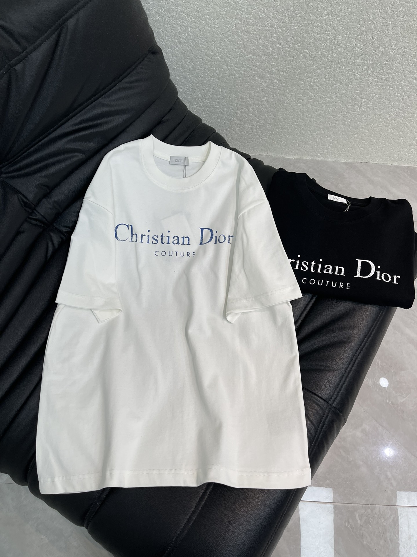 NO:665218,Dio*26 new spring and summer contrasting printed short-sleeved T-shirt. Customized high-weight cotton fabric, soft, skin-friendly and comfortable. Printed logo on the chest, low-key and recognizable. Loose fit, tolerant of various body types, comfortable to wear. Simple design, easy to control in daily casual or street style, goes well with jeans and sports pants. Comfortable and fashionable, a must-have wardrobe item! Same style for men and women!  S-XL A,,dior,jeans,T-shirt,tees,t-shirt, 19860909Dio*26春夏新款撞色印花短袖T恤.定制高克重全棉面料,面料柔软,亲肤舒适.胸前印花Logo,低调又有辨识度.宽松版型,包容多种身材,穿着自在.简约设计,日常休闲或街头风都能轻松驾驭,搭配牛仔裤、运动裤都很OK.舒适与时尚兼具,衣橱必备单品!男女同款！S-XL A,,dior,jeans,T-shirt,tees，t-shirt, ,Women's clothing