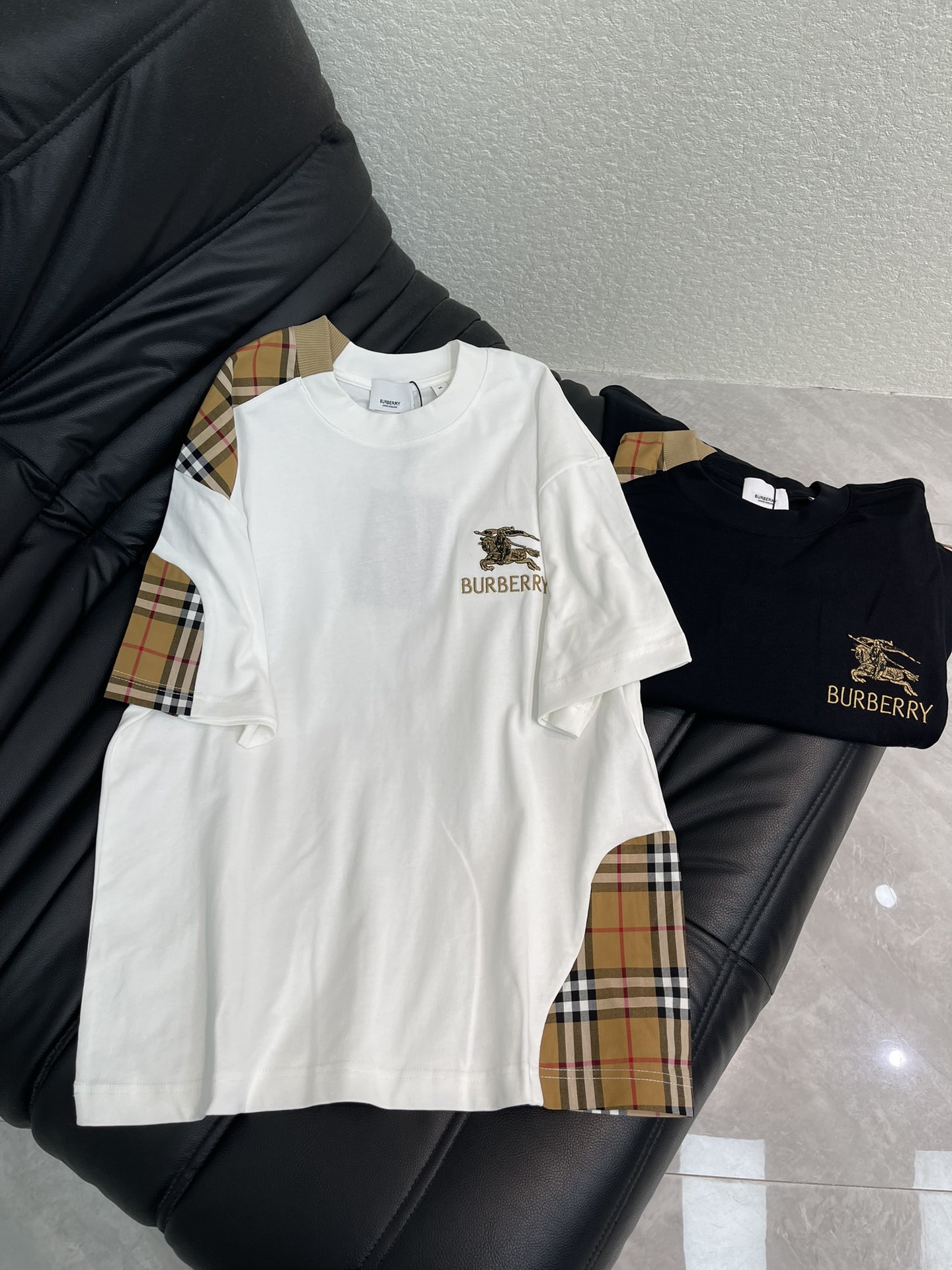 NO:665228,Burberr*26 new spring and summer plaid splicing war horse short-sleeved T-shirt. The small logo is a classic and exquisite upgrade, inspired by the retro of the 1980s. High-weight pure cotton fabric, very comfortable to the touch. Fashionable and personalized, super versatile and good-looking, the same style for men and women, a must-have for everyone!  S-XL,,burberry,T-shirt,tees,t-shirt, 19860909Burberr*26春夏新款格纹拼接战马短袖T恤.小Logo经典精致升级,灵感源自八十年代复古.高克重纯棉面料,手感非常舒服.时尚又个性,超级百搭好看的一款,男女同款,人手必备款！S-XL,,burberry,T-shirt,tees，t-shirt, ,Women's clothing