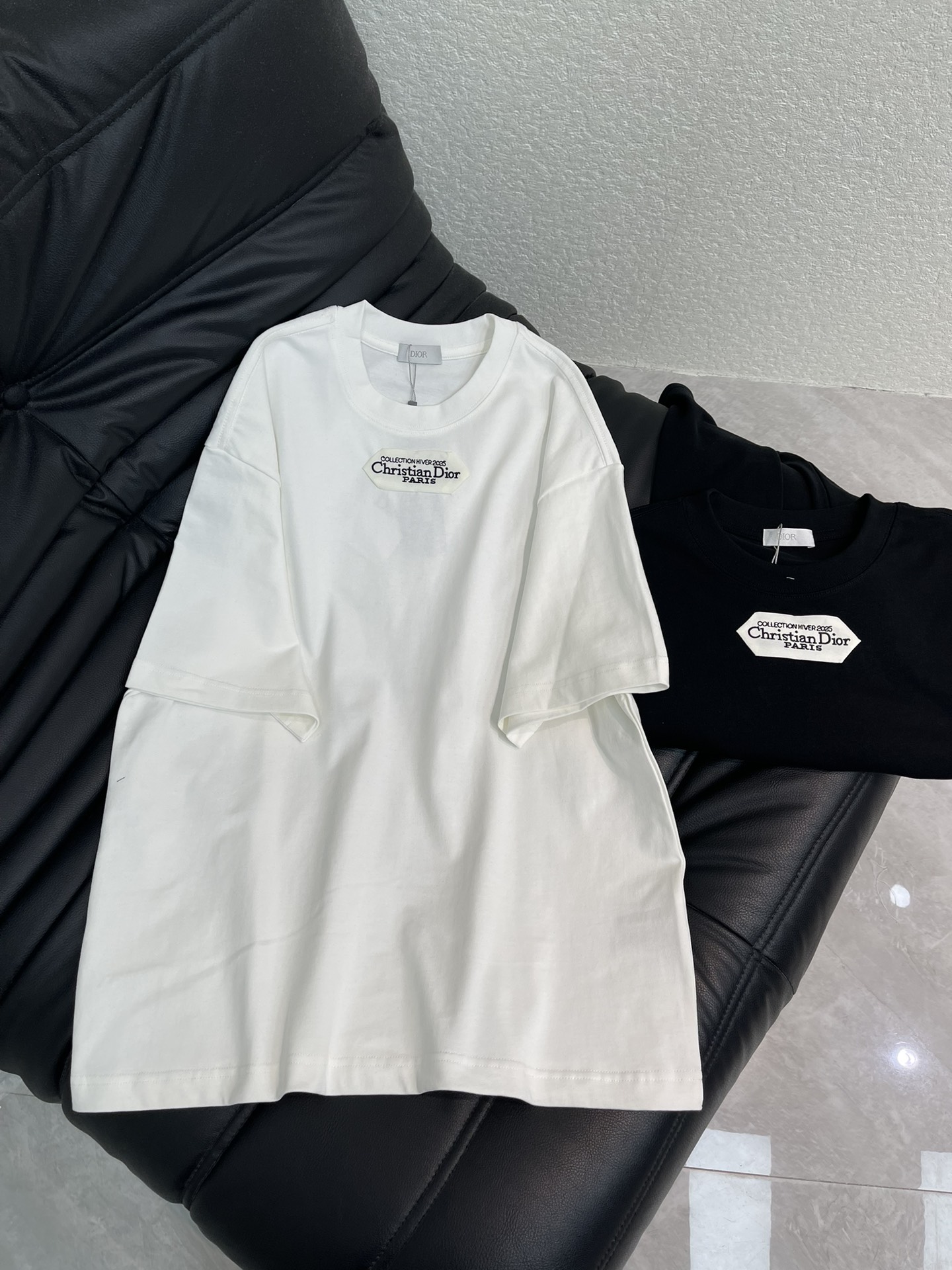 NO:665243,Dio*26 new spring and summer style simple color-blocked embroidered small label short-sleeved T-shirt. Small label LOGO light luxury design. High weight pure cotton fabric, very comfortable to the touch. Fashionable and personalized, super versatile and good-looking, the same style for men and women, a must-have for everyone!  S-XL,,dior,T-shirt,tees,t-shirt, 19860909Dio*26春夏新款简约拼色刺绣小标短袖T恤.小标LOGO轻奢设计.高克重纯棉面料,手感非常舒服.时尚又个性,超级百搭好看的一款,男女同款,人手必备款！S-XL,,dior,T-shirt,tees，t-shirt, ,Women's clothing