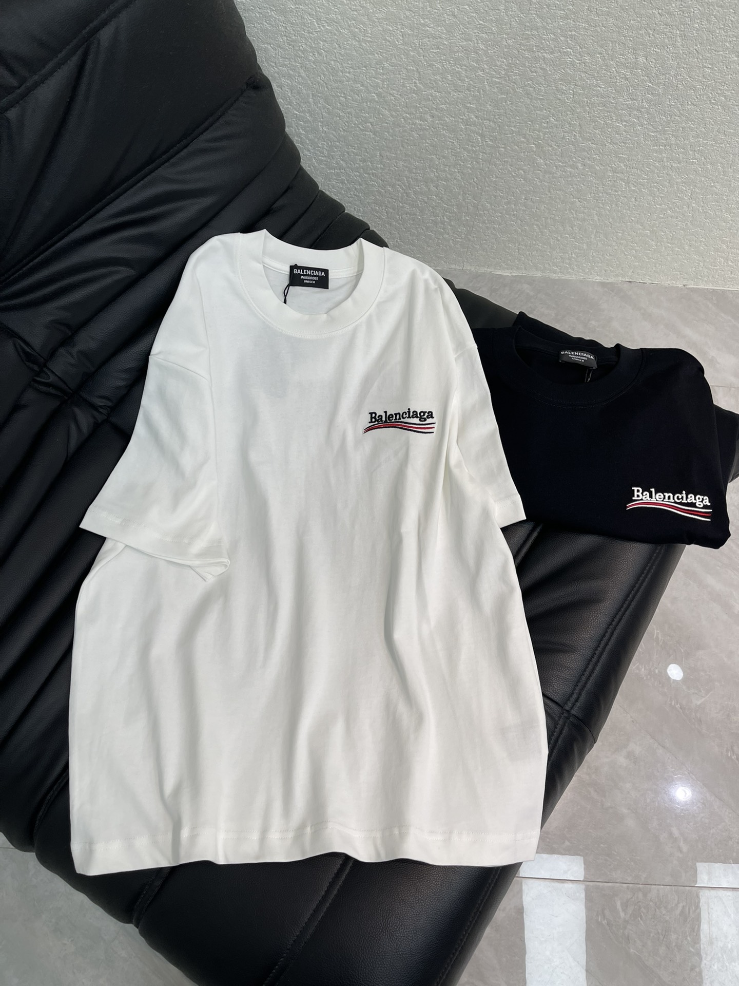 NO:665215,Balenciag*26 new spring and summer style classic Coke wave three-dimensional embroidery round neck short-sleeved T-shirt. Customized high-weight cotton fabric, soft, skin-friendly and comfortable. Embroidered wave Coke logo on the front and back panels. A very fashionable style, the overall design is simple yet individual, suitable for urban men and women who pursue fashion trends and pay attention to brand culture, and can easily handle various occasions. The same style for men and women!  S-XL,,balenciaga,T-shirt,tees,t-shirt, 19860909Balenciag*26春夏新款经典可乐海浪立体刺绣圆领短袖T恤.定制高克重全棉面料,面料柔软,亲肤舒适.前后幅刺绣波浪可乐标识.非常时尚的一个款,整体设计简约而不失个性,适合追求时尚潮流、注重品牌文化的都市男女,轻松驾驭多种场合.男女同款！S-XL,,balenciaga,T-shirt,tees，t-shirt, ,Women's clothing