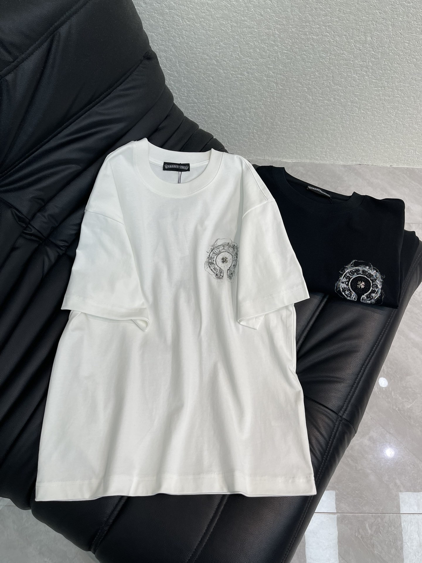 NO:664174,Chrome Heart* Chrome Heart 26 new spring and summer short-sleeved T-shirt with horseshoe embroidery and Sanskrit. It has the iconic horseshoe + cross pattern on the chest and back, giving it a hardcore street feel! High-quality pure cotton material, soft, breathable and super comfortable. Oversize loose version, strong tolerance, same style for men and women!  S-XL,,versace,chrome hearts,chrome hearts,T-shirt,tees,t-shirt, 19860909Chrome Heart*克罗心26春夏新款马蹄刺绣梵文短袖T恤.胸前后背有标志性马蹄铁+十字花图案,硬核街头感拉满!高品质纯棉材质,柔软透气超舒服.Oversize宽松版型,包容性强,男女同款！S-XL,,versace,chrome hearts,chrome hearts,T-shirt,tees，t-shirt, ,Women's clothing