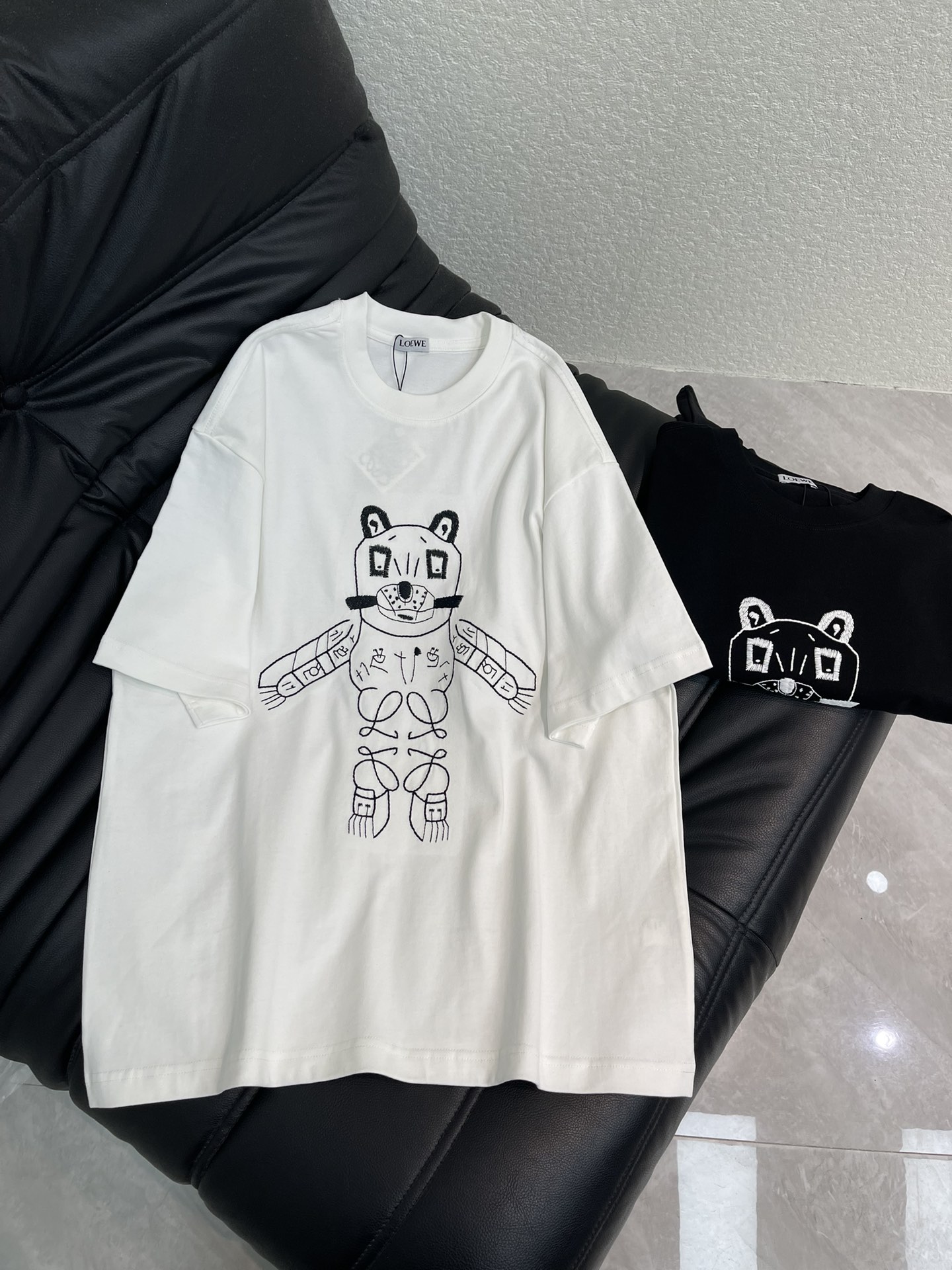 NO:664085,Loew*26 new spring and summer new Doraemon embroidered cartoon short-sleeved T-shirt. LOEWE and British illustrator Louis Wain co-branded the cat, super cute! Loose fit, comfortable and stress-free wearing, a must-have for daily leisure. The embroidered pattern of Doraemon logo on the chest is full of details, full of childlike interest and artistic sense. High-quality pure cotton fabric, soft and skin-friendly, looks great with jeans or casual pants, easy to get a playful look. Same style for men and women!  S-XL A,,louis vuitton,loewe,jeans,T-shirt,tees,t-shirt, 19860909Loew*26春夏新款机器猫刺绣卡通短袖T恤.LOEWE和英国插画家Louis Wain联名猫咪,超可爱!宽松版型,穿着舒适无压力,日常休闲必备.胸前机器猫咪标识刺绣图案细节满满、童趣满满又有艺术感,高品质纯棉面料,柔软亲肤,随便搭牛仔裤or休闲裤都很出彩,轻松get俏皮造型计.男女同款！S-XL A,,louis vuitton,loewe,jeans,T-shirt,tees，t-shirt, ,Women's clothing