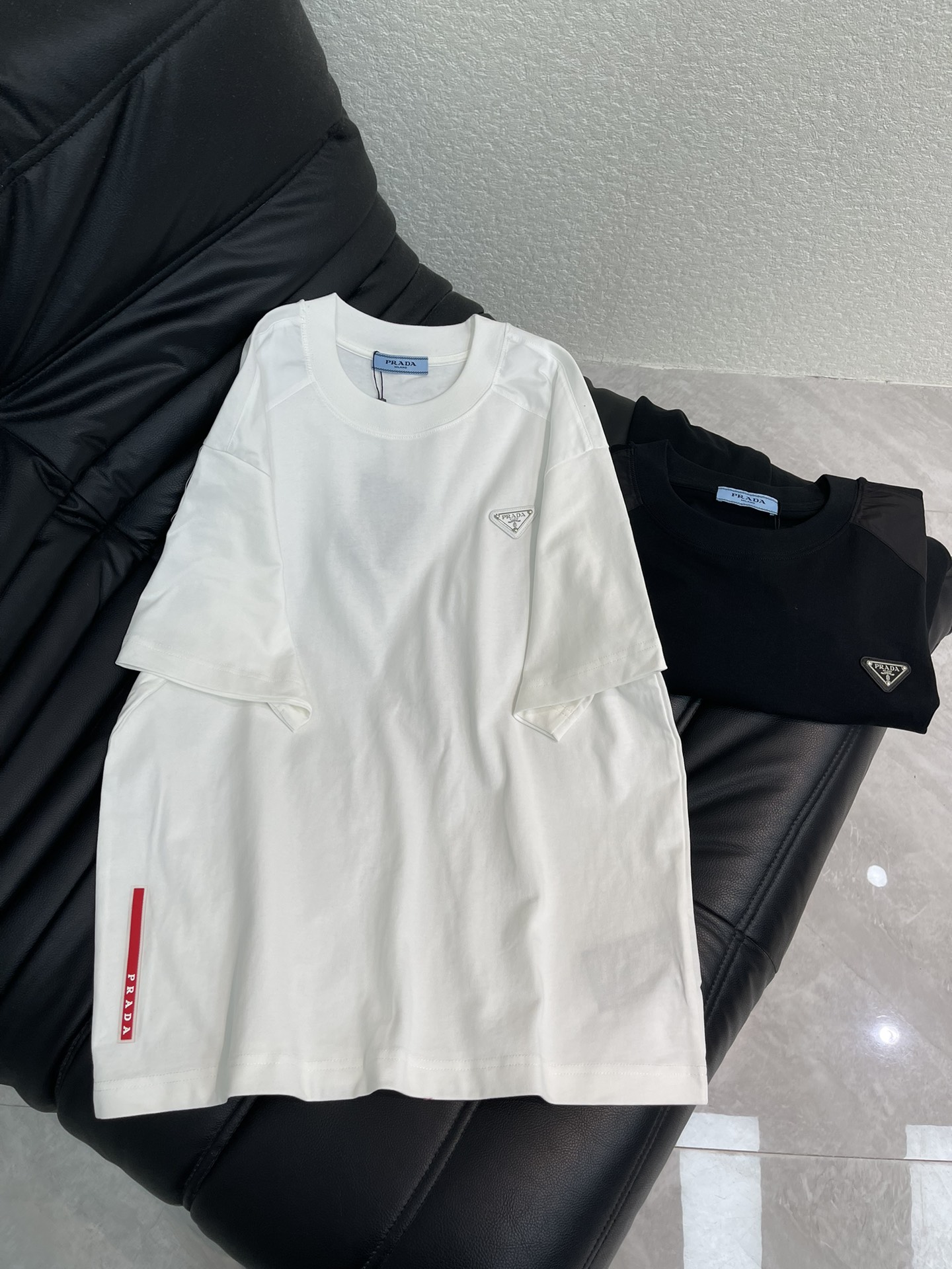 NO:665285,Prad*26 new spring and summer new triangle logo round neck short-sleeved T-shirt, spliced ​​with triangle logo technology on the shoulder and letter LOGO. High-weight pure cotton fabric, very comfortable to the touch. Fashionable and personalized, super versatile and good-looking, a must-have for everyone, the same style for men and women!  S-XL,,prada,T-shirt,tees,t-shirt, 19860909Prad*26春夏新款三角标圆领短袖T恤,拼接肩口字母LOGO三角标工艺.高克重纯棉面料,手感非常舒服.时尚又个性,超级百搭好看的一款,人手必备款,男女同款！S-XL,,prada,T-shirt,tees，t-shirt, ,Women's clothing