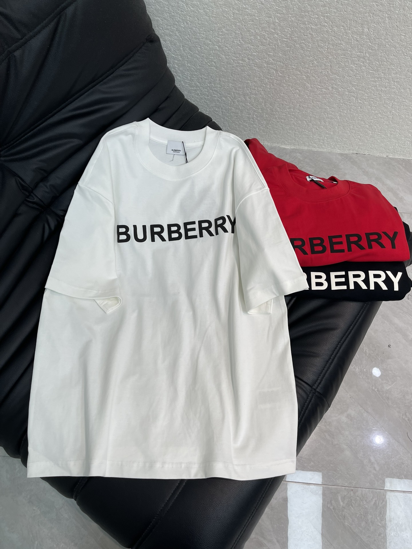 NO:665199,Burberr*26 new spring and summer classic logo short-sleeved T-shirt. Customized high-weight cotton fabric, soft, skin-friendly and comfortable. Printing technology, three-dimensional texture, highly recognizable! A very fashionable style, the overall design is simple yet individual, suitable for urban men and women who pursue fashion trends and pay attention to brand culture, and can easily handle various occasions. The same style for men and women!  S-XL,,burberry,T-shirt,tees,t-shirt, 19860909Burberr*26春夏新款经典logo短袖T恤.定制高克重全棉面料,面料柔软,亲肤舒适.印花工艺,质感立体,辨识度超高!非常时尚的一个款,整体设计简约而不失个性,适合追求时尚潮流、注重品牌文化的都市男女,轻松驾驭多种场合.男女同款！S-XL,,burberry,T-shirt,tees，t-shirt, ,Women's clothing